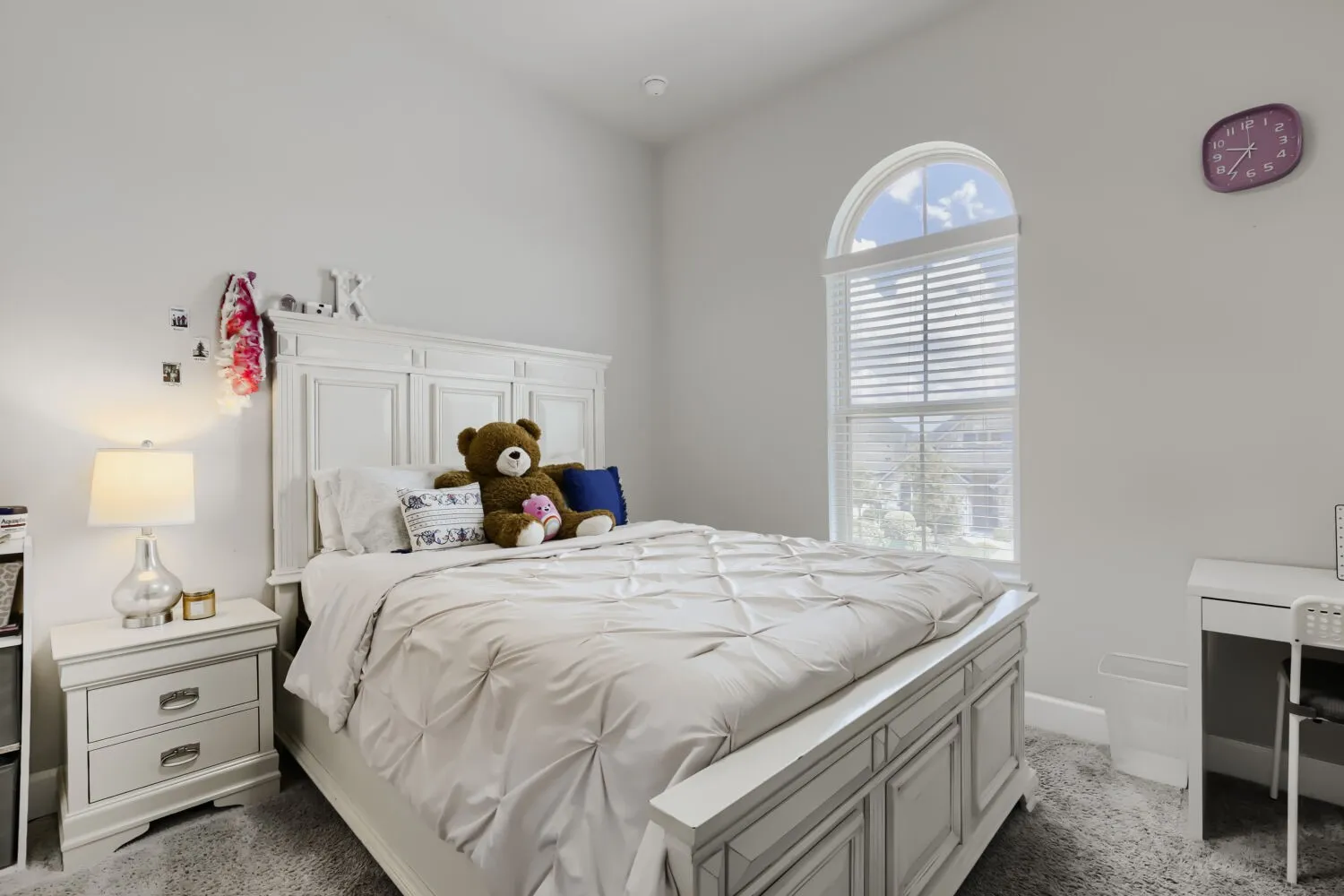 Arched window with blinds