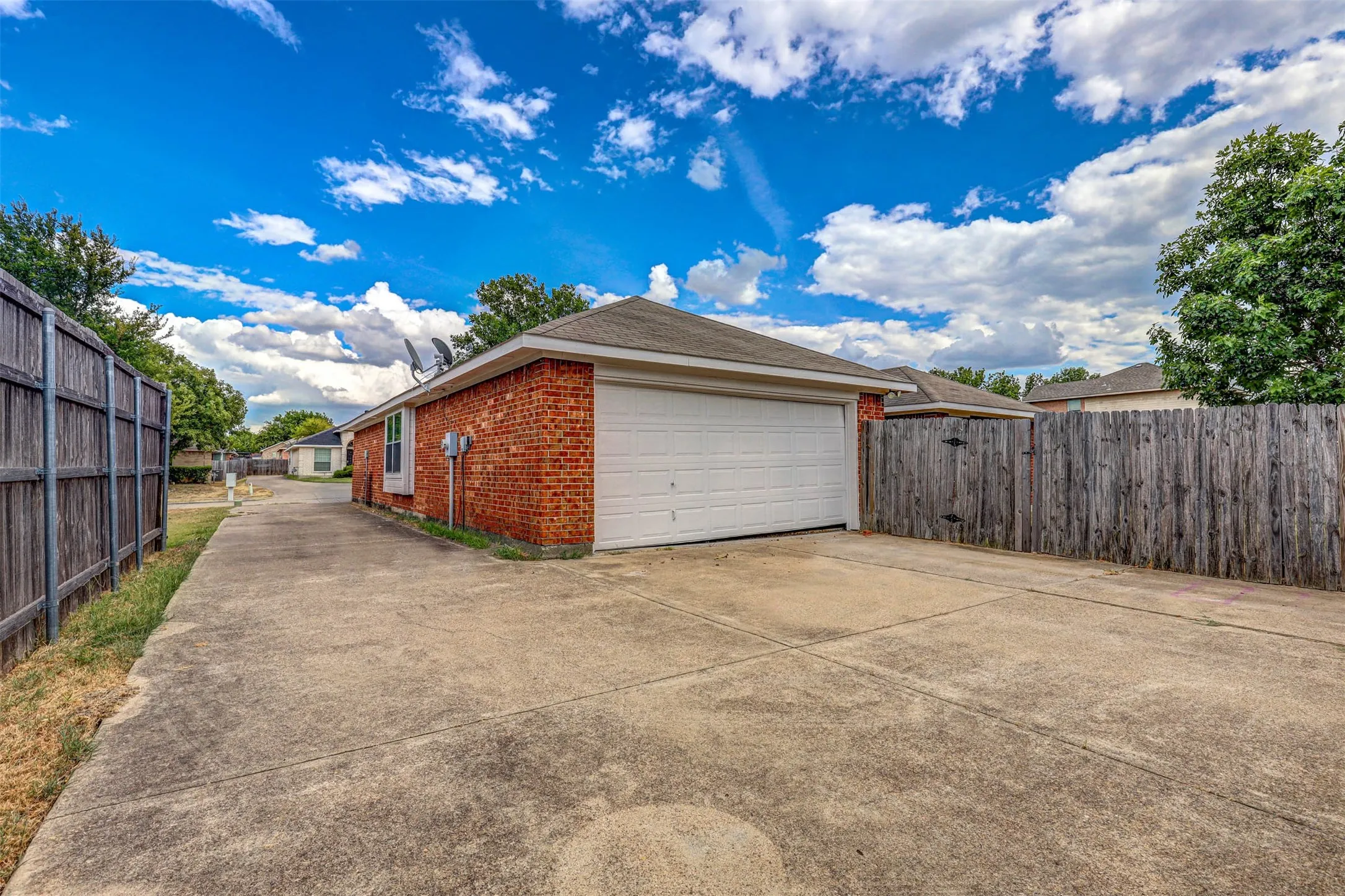 Single Family Residence For Sale in Dallas County , 1125 Rio Bravo Drive, De Soto, Texas 75115, 4 Bedroom, 2 Bathroom, 2 Garage spaces, 1,906 Sqft, built in 2004, mls#21374494, Real Estate Agent in De Soto, Homes For Sale in Dallas county, Homes For Sale in De Soto, Realtor in De Soto Texas, Real Estate Brokerage Independent Realty Texas, Luminita Cordes Realtor