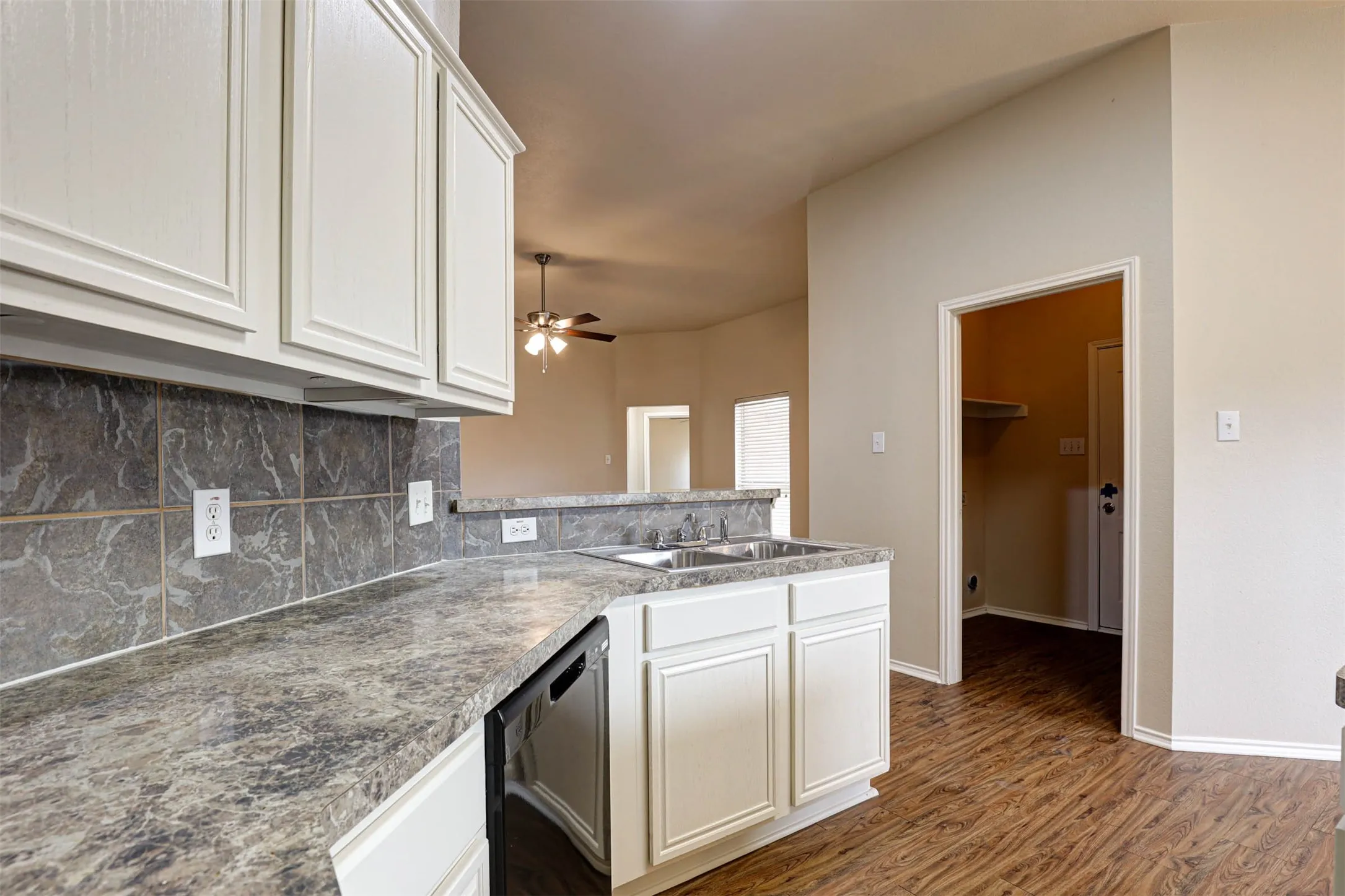 Plenty of work space for all the cooks in the family!