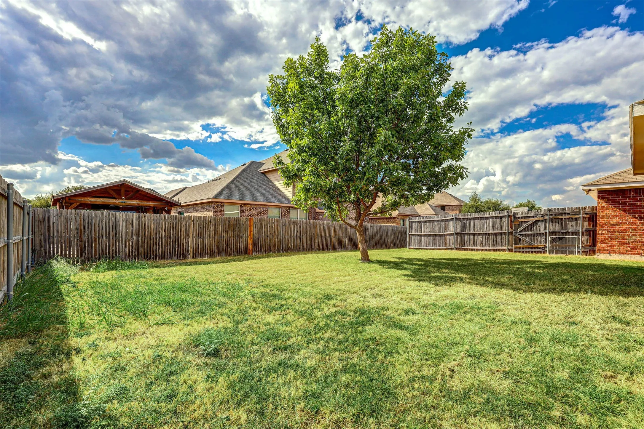 Single Family Residence For Sale in Dallas County , 1125 Rio Bravo Drive, De Soto, Texas 75115, 4 Bedroom, 2 Bathroom, 2 Garage spaces, 1,906 Sqft, built in 2004, mls#21374494, Real Estate Agent in De Soto, Homes For Sale in Dallas county, Homes For Sale in De Soto, Realtor in De Soto Texas, Real Estate Brokerage Independent Realty Texas, Luminita Cordes Realtor