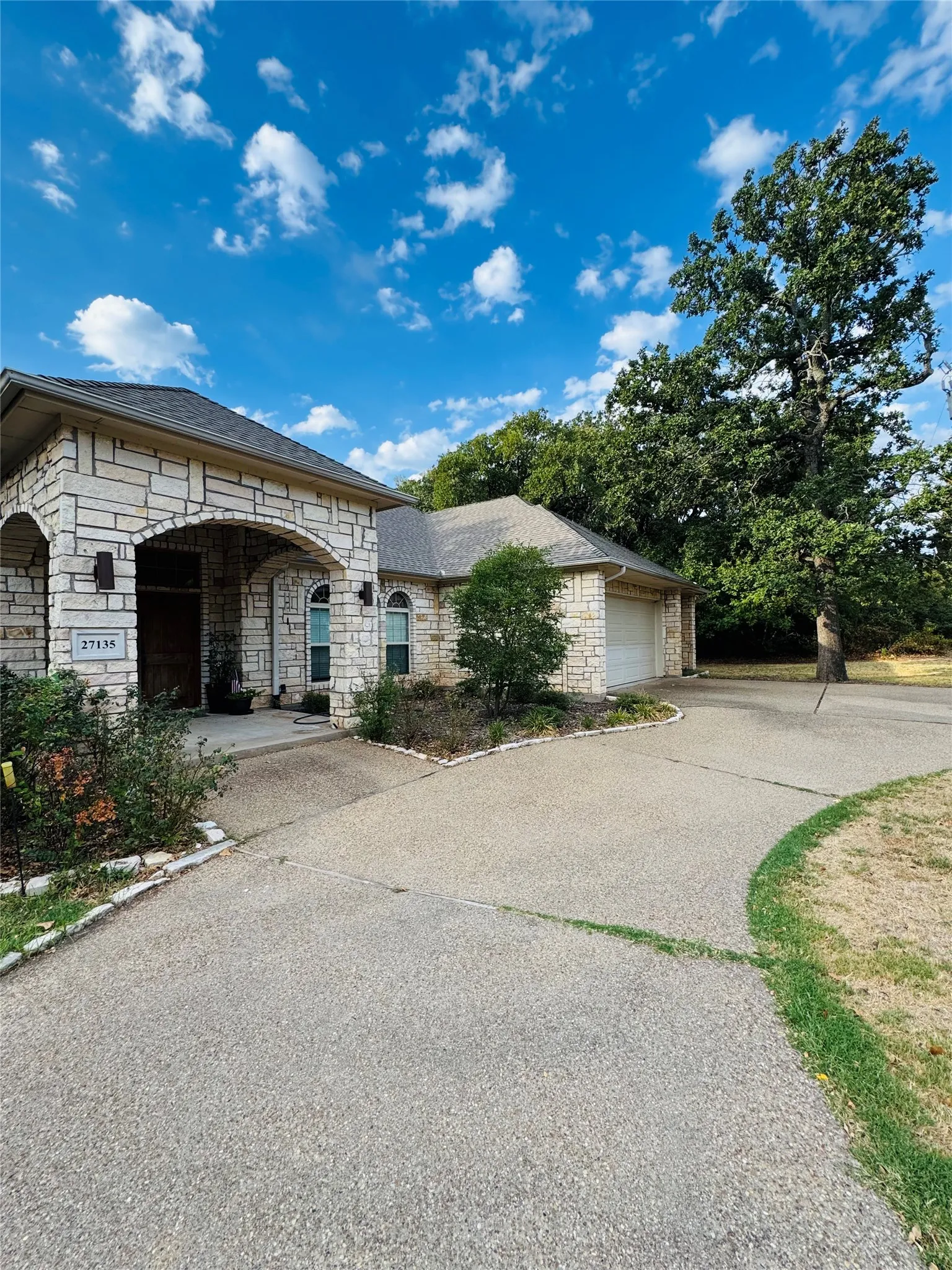 Single Family Residence For Sale in Hill County , 27135 Whispering Meadow Drive, Whitney, Texas 76692, 3 Bedroom, 4 Bathroom, 2 Garage spaces, 3,131 Sqft, built in 2004, mls#21376652, Real Estate Agent in Whitney, Homes For Sale in Hill county, Homes For Sale in Whitney, Realtor in Whitney Texas, Real Estate Brokerage Independent Realty Texas, Luminita Cordes Realtor