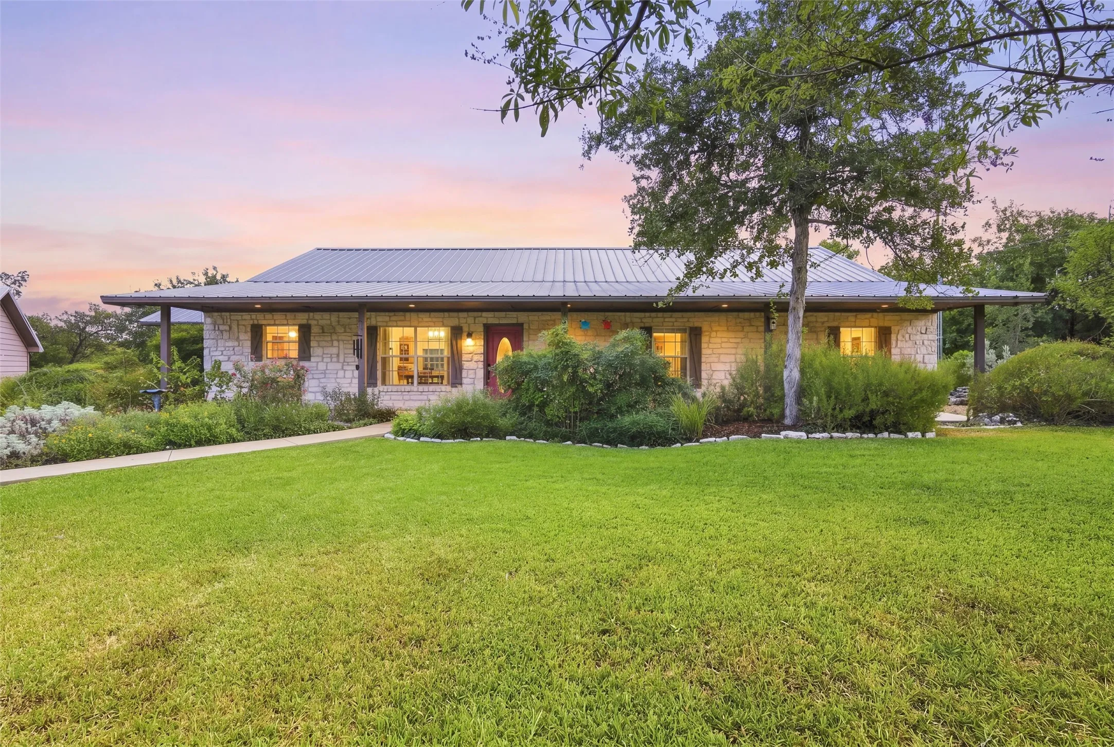Single Family Residence For Sale in Mc Lennan County , 600 Cedar Canyon Road, Crawford, Texas 76638, 3 Bedroom, 2 Bathroom, Garage spaces, 2,318 Sqft, built in 2002, mls#21378909, Real Estate Agent in Crawford, Homes For Sale in Mc Lennan county, Homes For Sale in Crawford, Realtor in Crawford Texas, Real Estate Brokerage Independent Realty Texas, Luminita Cordes Realtor
