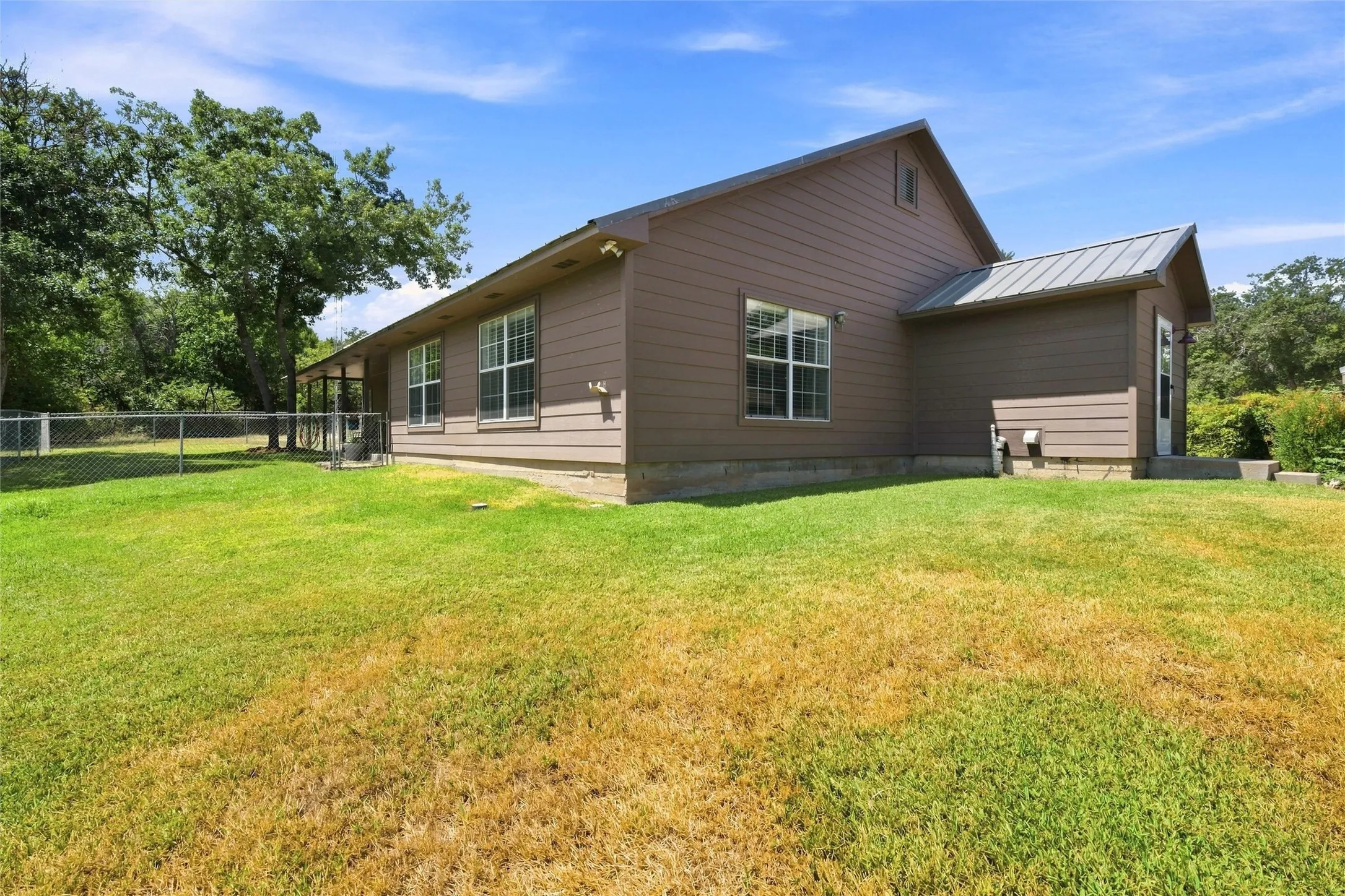 Single Family Residence For Sale in Mc Lennan County , 600 Cedar Canyon Road, Crawford, Texas 76638, 3 Bedroom, 2 Bathroom, Garage spaces, 2,318 Sqft, built in 2002, mls#21378909, Real Estate Agent in Crawford, Homes For Sale in Mc Lennan county, Homes For Sale in Crawford, Realtor in Crawford Texas, Real Estate Brokerage Independent Realty Texas, Luminita Cordes Realtor
