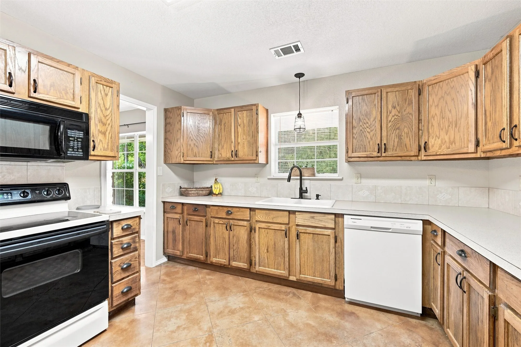 Single Family Residence For Sale in Mc Lennan County , 600 Cedar Canyon Road, Crawford, Texas 76638, 3 Bedroom, 2 Bathroom, Garage spaces, 2,318 Sqft, built in 2002, mls#21378909, Real Estate Agent in Crawford, Homes For Sale in Mc Lennan county, Homes For Sale in Crawford, Realtor in Crawford Texas, Real Estate Brokerage Independent Realty Texas, Luminita Cordes Realtor