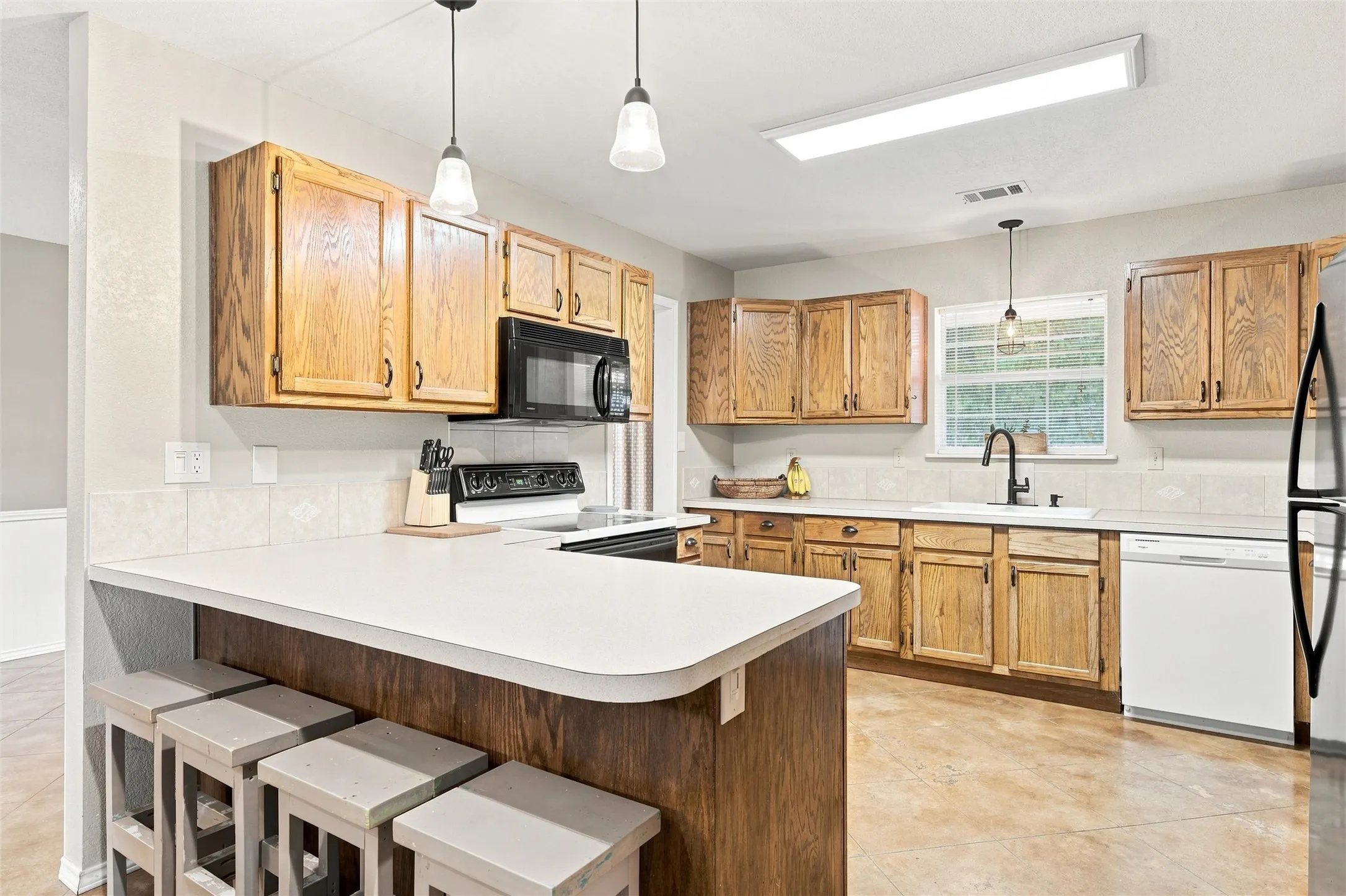 Single Family Residence For Sale in Mc Lennan County , 600 Cedar Canyon Road, Crawford, Texas 76638, 3 Bedroom, 2 Bathroom, Garage spaces, 2,318 Sqft, built in 2002, mls#21378909, Real Estate Agent in Crawford, Homes For Sale in Mc Lennan county, Homes For Sale in Crawford, Realtor in Crawford Texas, Real Estate Brokerage Independent Realty Texas, Luminita Cordes Realtor