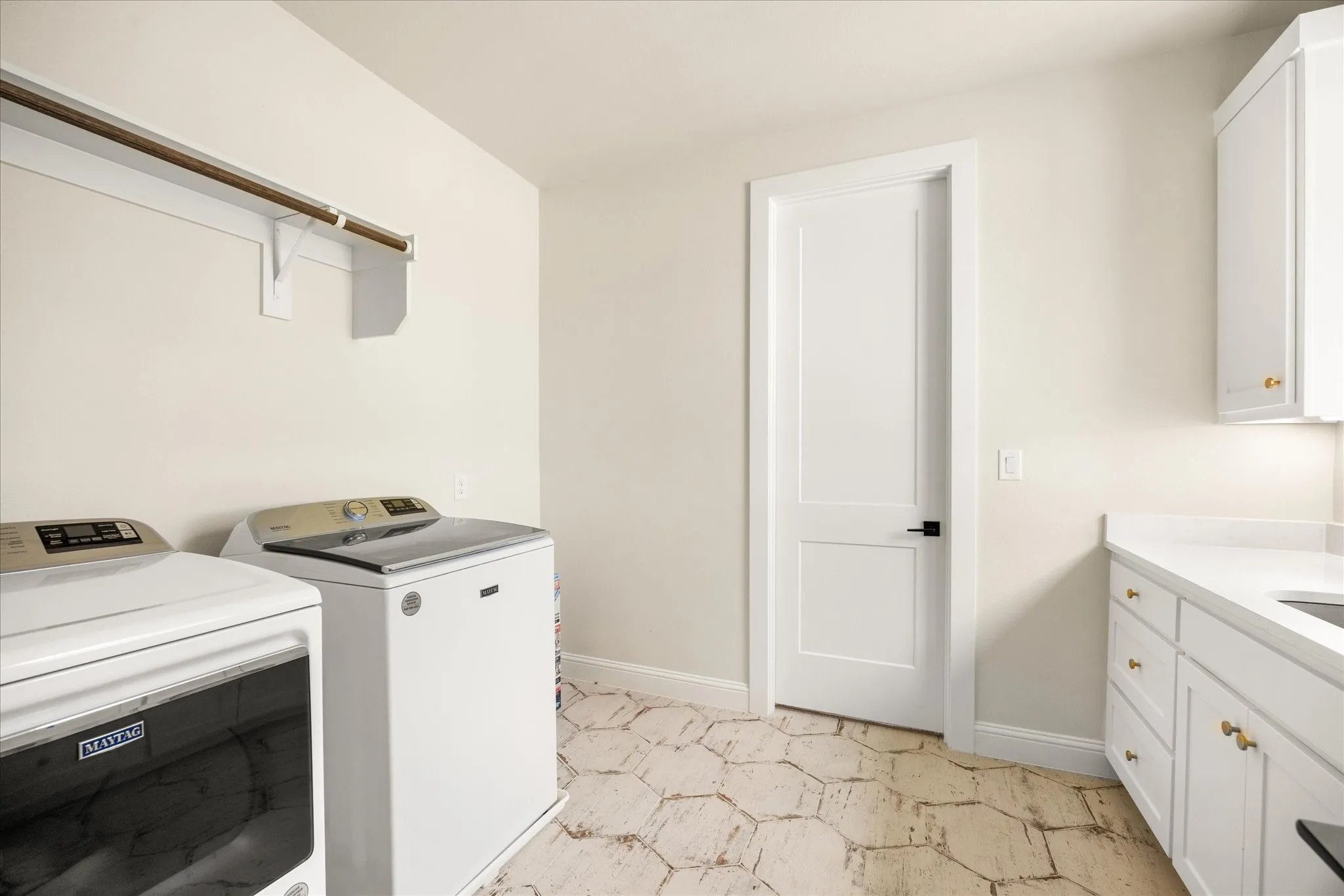 Single Family Residence For Sale in Hood County , 2703 Village Road, Granbury, Texas 76049, 3 Bedroom, 4 Bathroom, 3 Garage spaces, 2,994 Sqft, built in 2022, mls#21379652, Real Estate Agent in Granbury, Homes For Sale in Hood county, Homes For Sale in Granbury, Realtor in Granbury Texas, Real Estate Brokerage Independent Realty Texas, Luminita Cordes Realtor