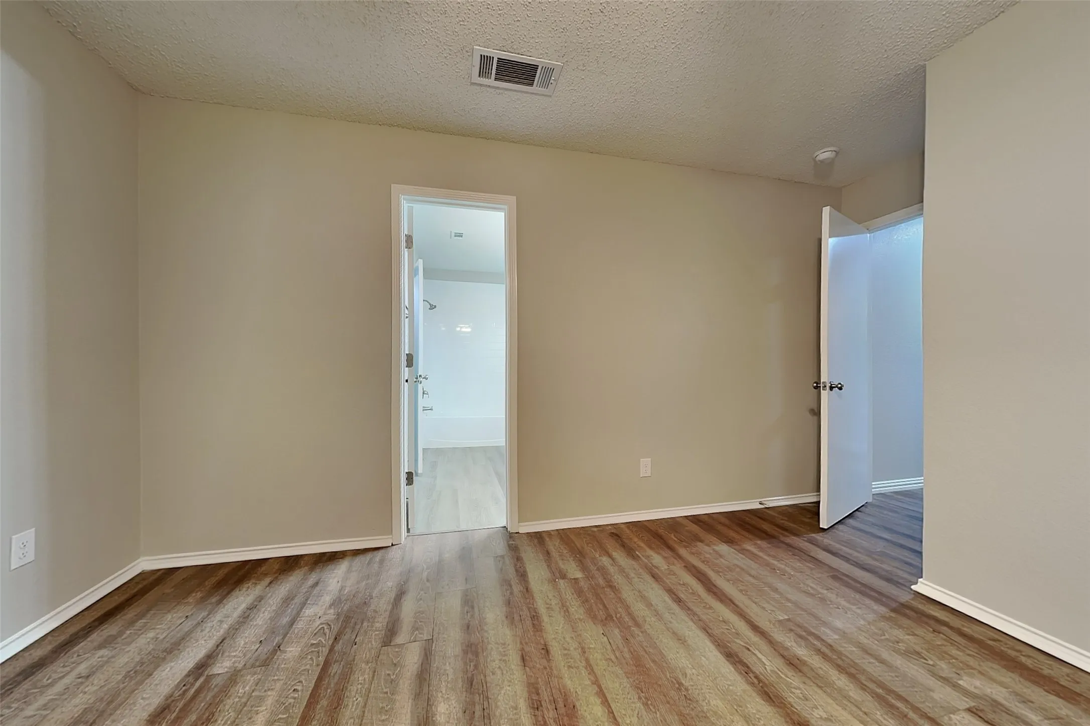 Single Family Residence For Rent in Tarrant County , 6006 Lavaca Drive, Arlington, Texas 76018, 3 Bedroom, 2 Bathroom, 2 Garage spaces, 1,428 Sqft, built in 1993, mls#21379664, Real Estate Agent in Arlington, Homes For Rent in Tarrant county, Homes For Rent in Arlington, Realtor in Arlington Texas, Real Estate Brokerage Independent Realty Texas, Luminita Cordes Realtor