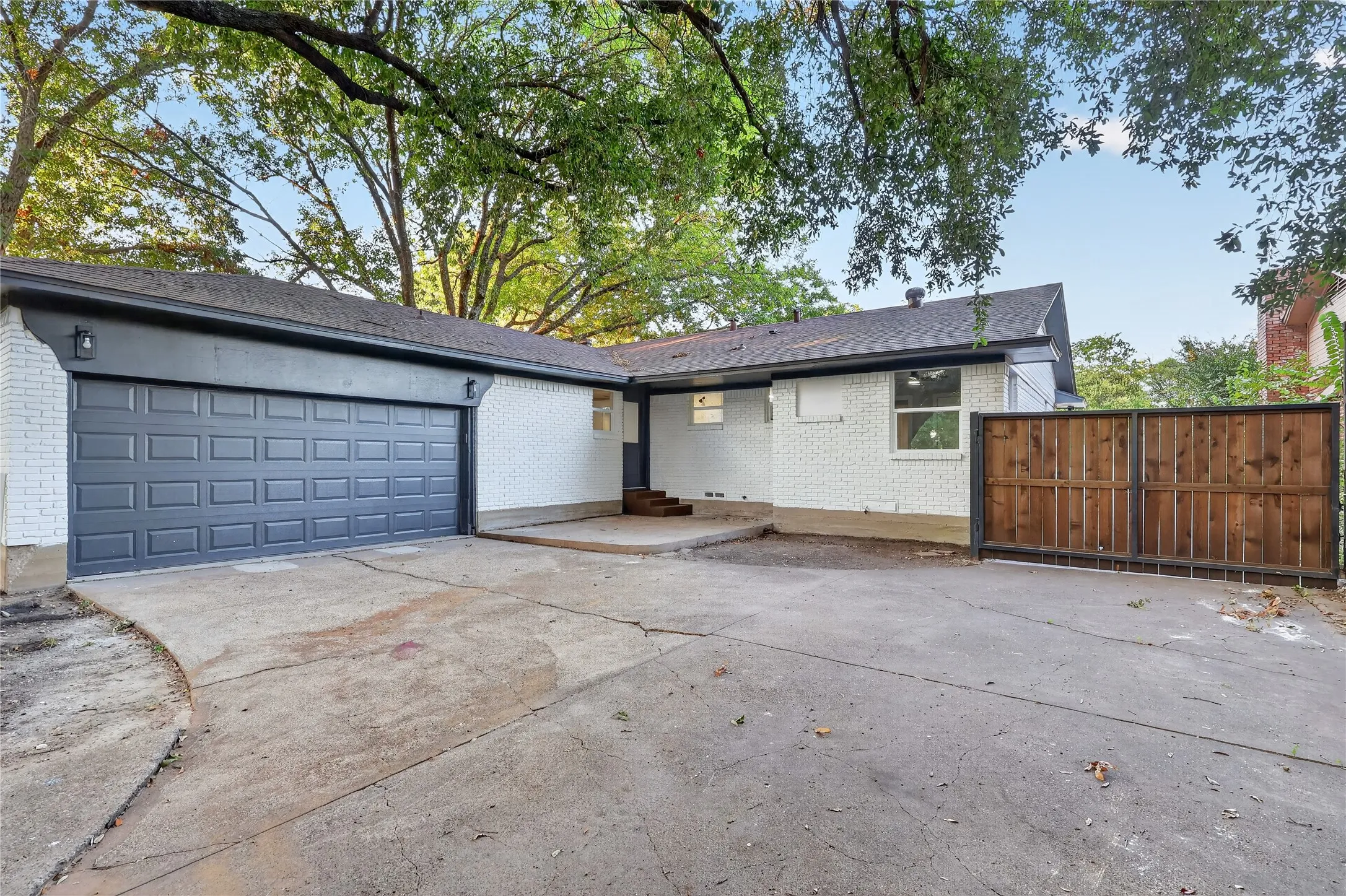 Single Family Residence For Sale in Dallas County , 1240 Tosch Lane, Mesquite, Texas 75149, 3 Bedroom, 2 Bathroom, 2 Garage spaces, 1,893 Sqft, built in 1959, mls#21379666, Real Estate Agent in Mesquite, Homes For Sale in Dallas county, Homes For Sale in Mesquite, Realtor in Mesquite Texas, Real Estate Brokerage Independent Realty Texas, Luminita Cordes Realtor