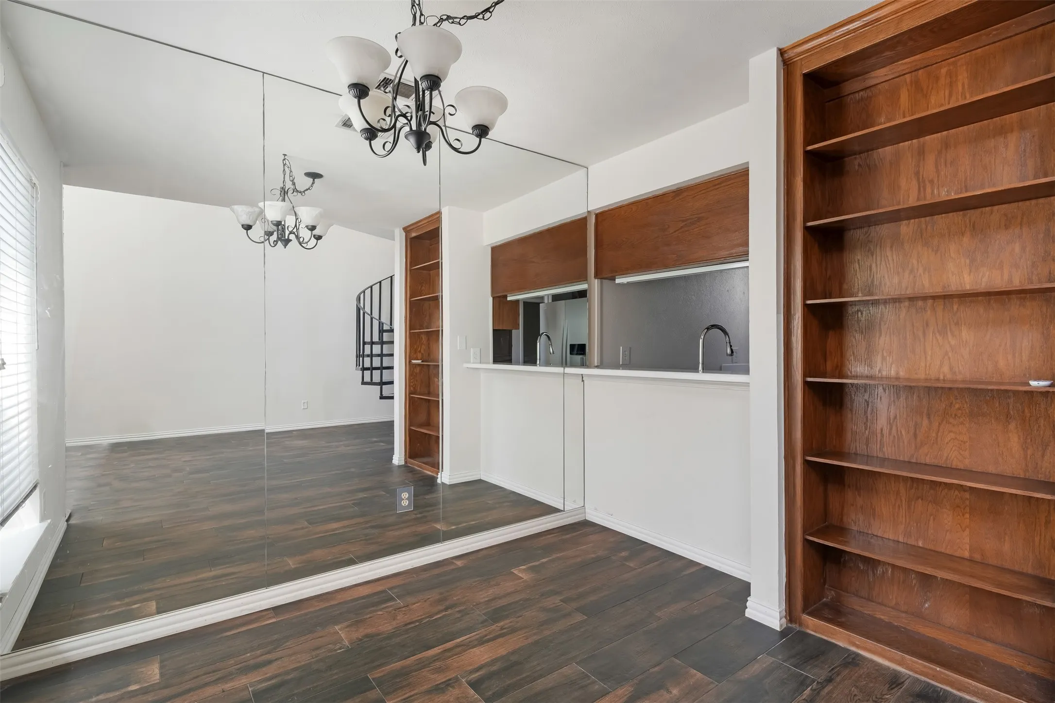 Condominium For Rent in Dallas County , 5100 Verde Valley Lane 117, Dallas, Texas 75254, 2 Bedroom, 2 Bathroom, Garage spaces, 1,013 Sqft, built in 1982, mls#21377128, Real Estate Agent in Dallas, Homes For Rent in Dallas county, Homes For Rent in Dallas, Realtor in Dallas Texas, Real Estate Brokerage Independent Realty Texas, Luminita Cordes Realtor