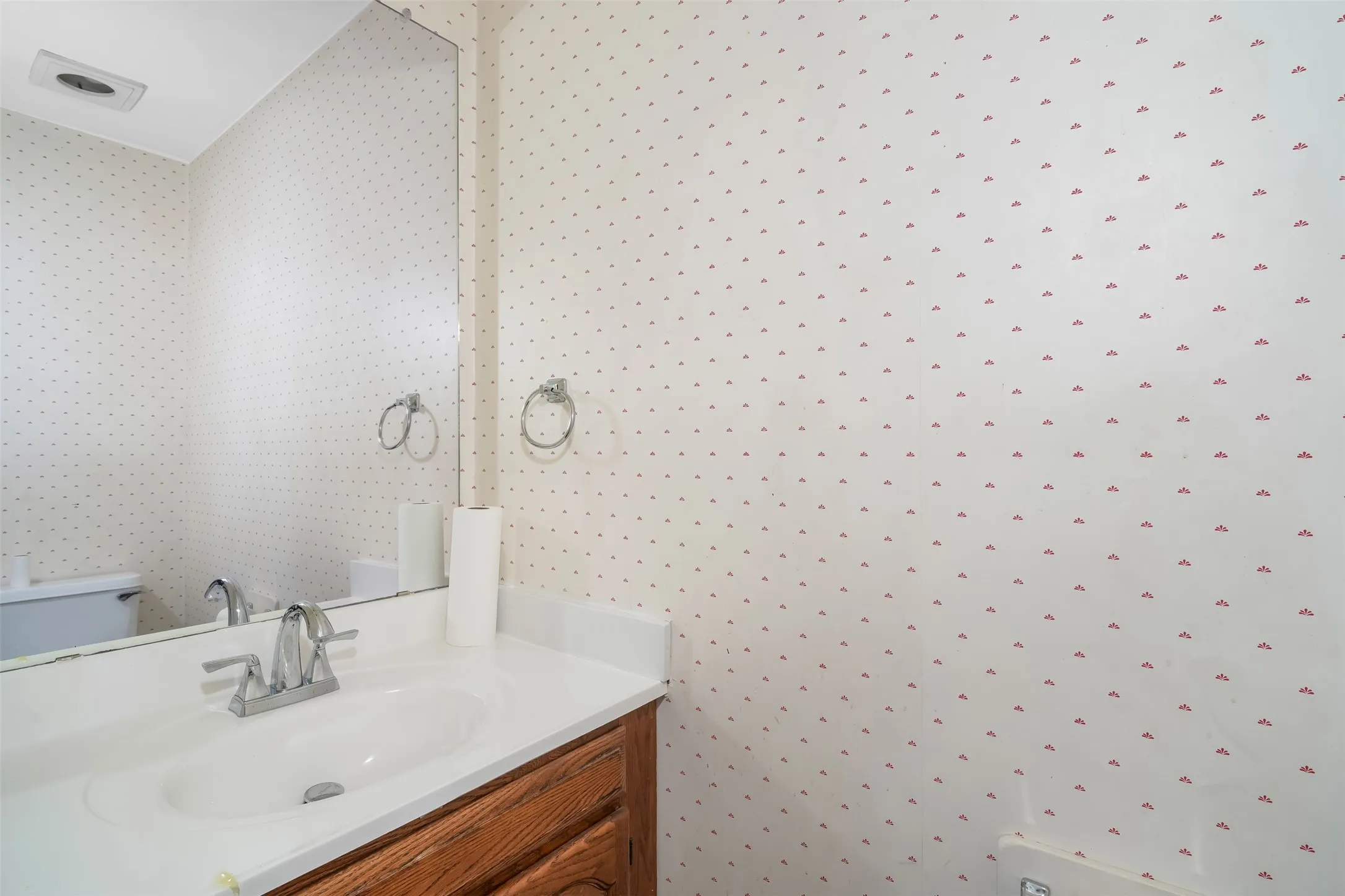 Condominium For Rent in Dallas County , 5100 Verde Valley Lane 117, Dallas, Texas 75254, 2 Bedroom, 2 Bathroom, Garage spaces, 1,013 Sqft, built in 1982, mls#21377128, Real Estate Agent in Dallas, Homes For Rent in Dallas county, Homes For Rent in Dallas, Realtor in Dallas Texas, Real Estate Brokerage Independent Realty Texas, Luminita Cordes Realtor