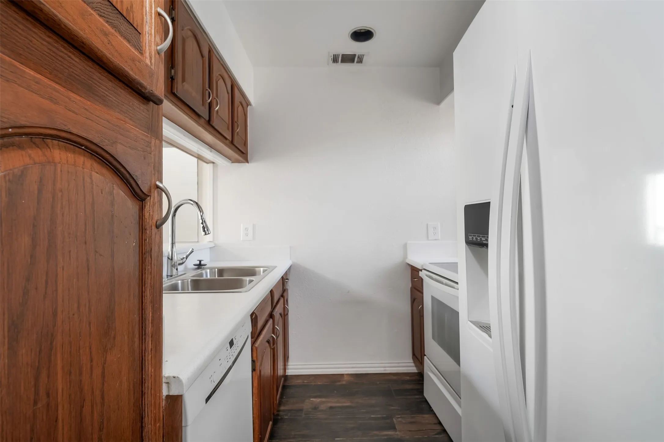 Condominium For Rent in Dallas County , 5100 Verde Valley Lane 117, Dallas, Texas 75254, 2 Bedroom, 2 Bathroom, Garage spaces, 1,013 Sqft, built in 1982, mls#21377128, Real Estate Agent in Dallas, Homes For Rent in Dallas county, Homes For Rent in Dallas, Realtor in Dallas Texas, Real Estate Brokerage Independent Realty Texas, Luminita Cordes Realtor