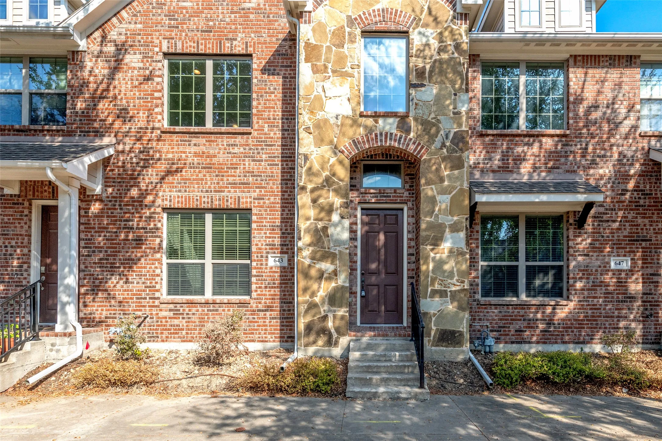 Townhouse For Sale in Dallas County , 643 Matthew Place, Richardson, Texas 75081, 2 Bedroom, 3 Bathroom, 2 Garage spaces, 1,301 Sqft, built in 2013, mls#21376399, Real Estate Agent in Richardson, Homes For Sale in Dallas county, Homes For Sale in Richardson, Realtor in Richardson Texas, Real Estate Brokerage Independent Realty Texas, Luminita Cordes Realtor