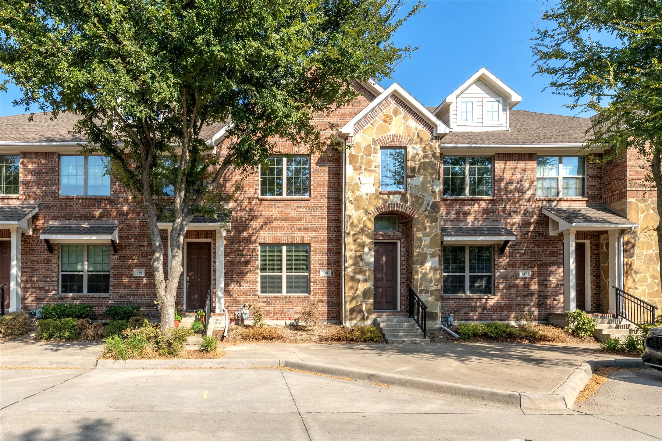 Townhouse For Sale in Dallas County , 643 Matthew Place, Richardson, Texas 75081, 2 Bedroom, 3 Bathroom, 2 Garage spaces, 1,301 Sqft, built in 2013, mls#21376399, Real Estate Agent in Richardson, Homes For Sale in Dallas county, Homes For Sale in Richardson, Realtor in Richardson Texas, Real Estate Brokerage Independent Realty Texas, Luminita Cordes Realtor