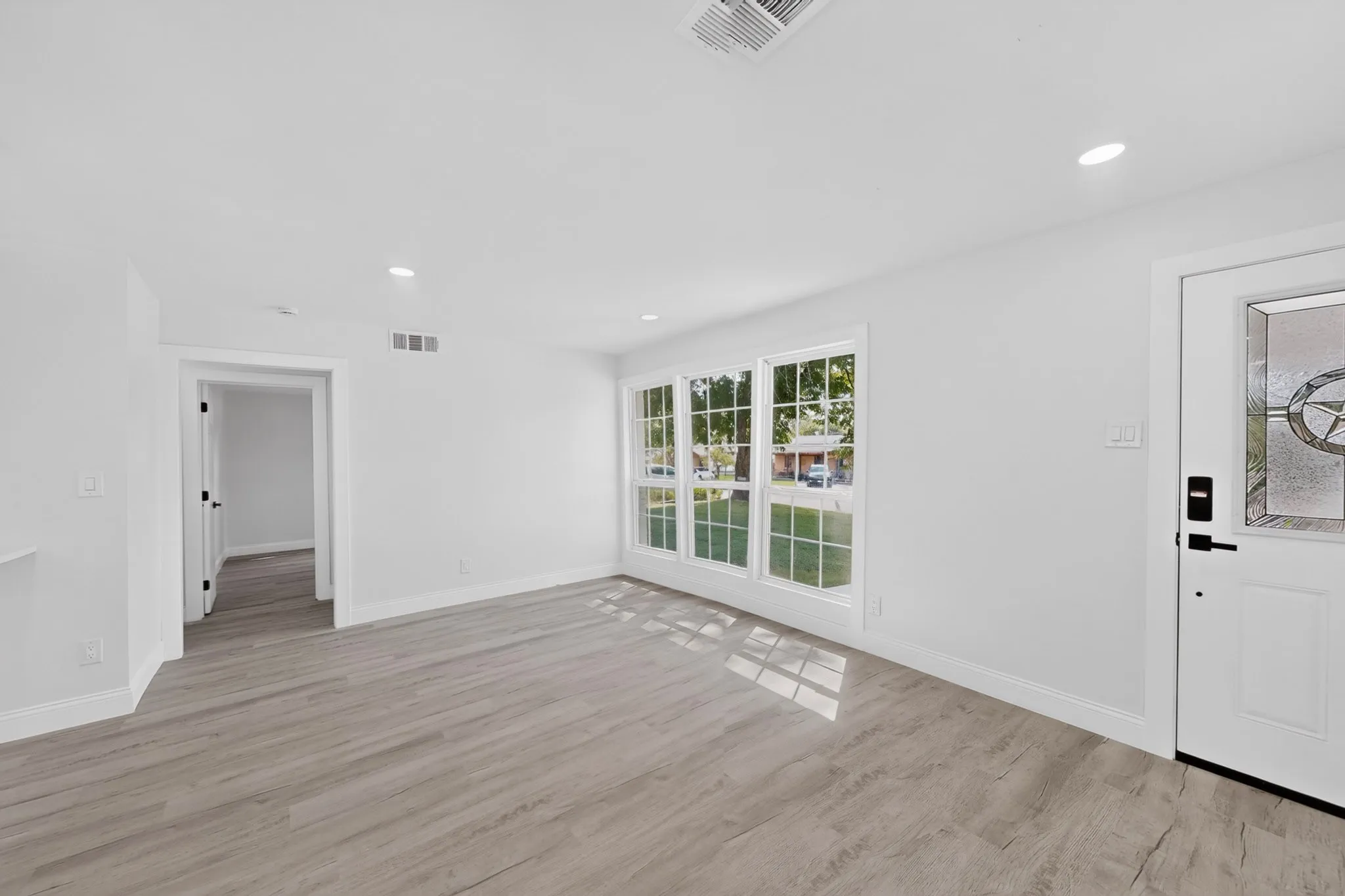 Single Family Residence For Sale in Dallas County , 1514 Westwood Drive, Irving, Texas 75060, 3 Bedroom, 2 Bathroom, 1 Garage spaces, 1,411 Sqft, built in 1956, mls#21379597, Real Estate Agent in Irving, Homes For Sale in Dallas county, Homes For Sale in Irving, Realtor in Irving Texas, Real Estate Brokerage Independent Realty Texas, Luminita Cordes Realtor