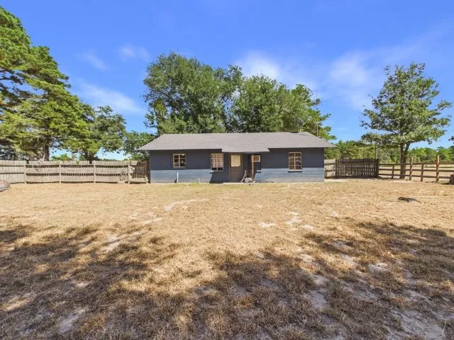 Single Family Residence For Sale in Anderson County , 14889 N State Highway 19, Palestine, Texas 75803, 3 Bedroom, 1 Bathroom, Garage spaces, 1,246 Sqft, built in 1950, mls#21377167, Real Estate Agent in Palestine, Homes For Sale in Anderson county, Homes For Sale in Palestine, Realtor in Palestine Texas, Real Estate Brokerage Independent Realty Texas, Luminita Cordes Realtor