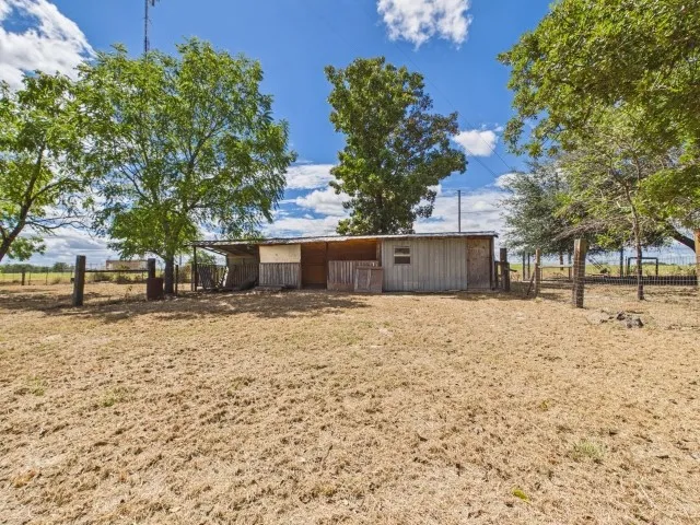 Loafing shed
