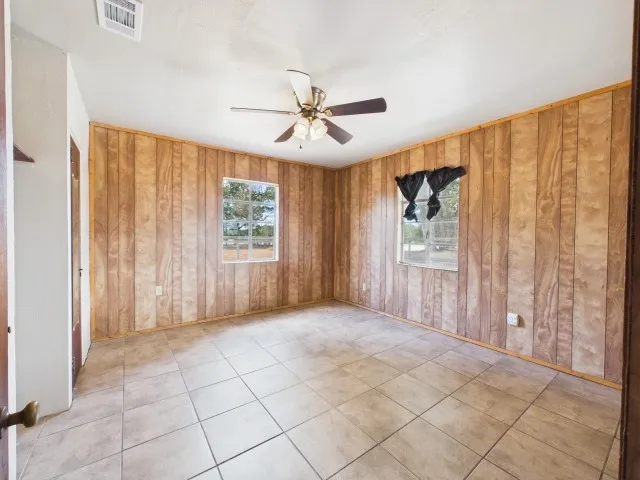 Single Family Residence For Sale in Anderson County , 14889 N State Highway 19, Palestine, Texas 75803, 3 Bedroom, 1 Bathroom, Garage spaces, 1,246 Sqft, built in 1950, mls#21377167, Real Estate Agent in Palestine, Homes For Sale in Anderson county, Homes For Sale in Palestine, Realtor in Palestine Texas, Real Estate Brokerage Independent Realty Texas, Luminita Cordes Realtor