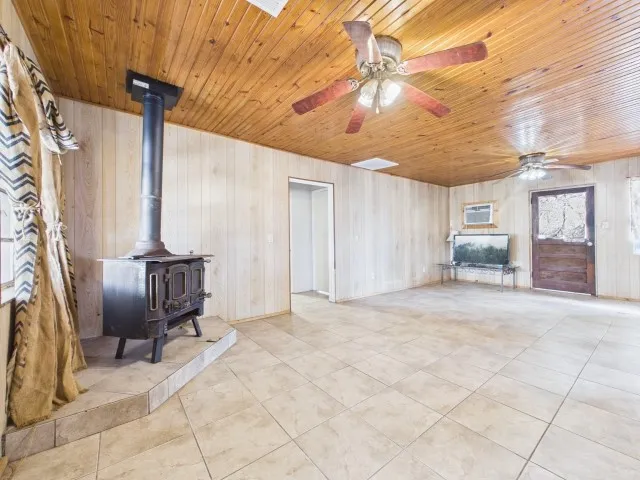 Single Family Residence For Sale in Anderson County , 14889 N State Highway 19, Palestine, Texas 75803, 3 Bedroom, 1 Bathroom, Garage spaces, 1,246 Sqft, built in 1950, mls#21377167, Real Estate Agent in Palestine, Homes For Sale in Anderson county, Homes For Sale in Palestine, Realtor in Palestine Texas, Real Estate Brokerage Independent Realty Texas, Luminita Cordes Realtor