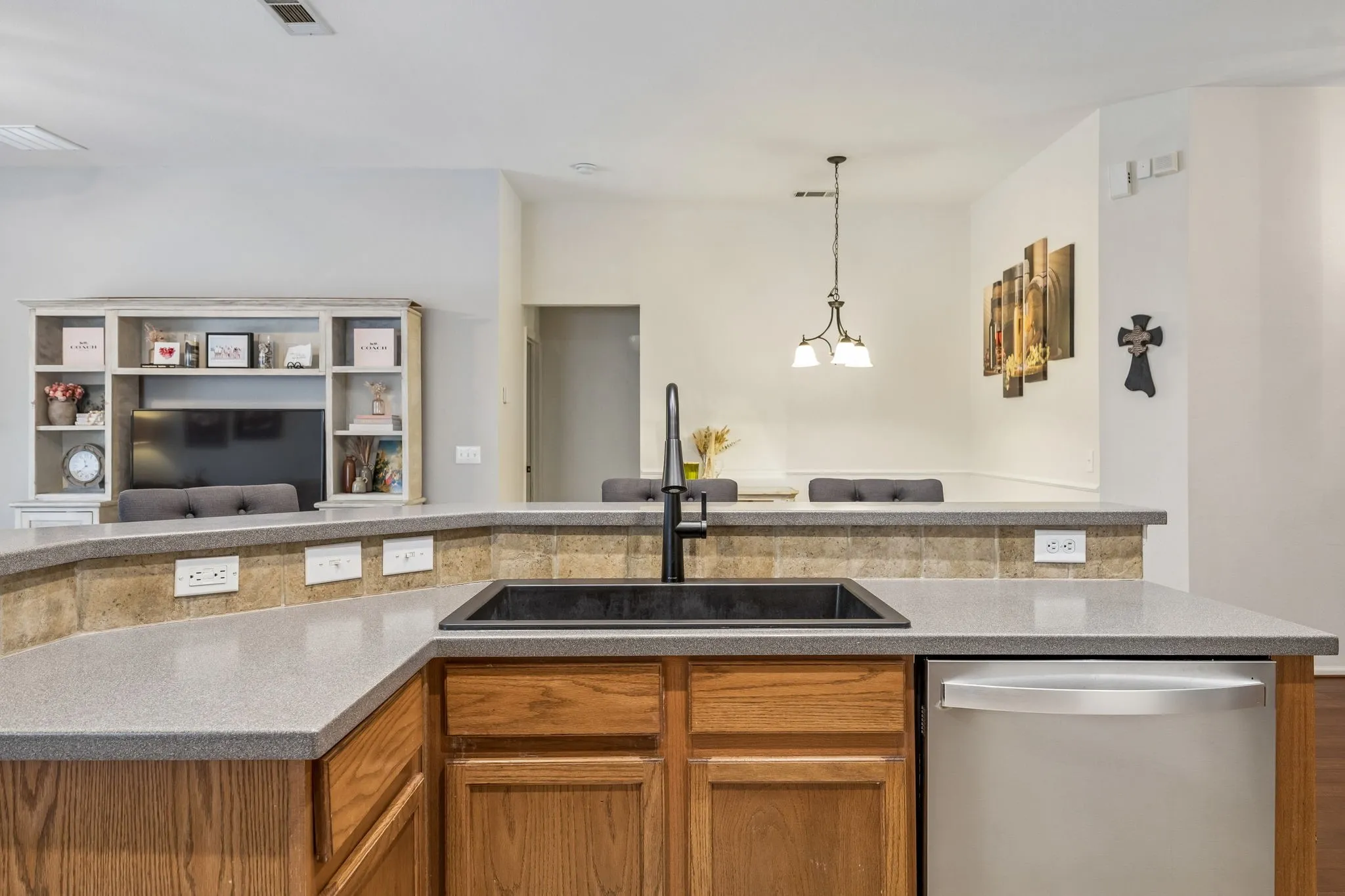 Single Family Residence For Rent in Denton County , 2748 Thorncreek Lane, Fort Worth, Texas 76177, 3 Bedroom, 2 Bathroom, 2 Garage spaces, 1,772 Sqft, built in 2004, mls#21379531, Real Estate Agent in Fort Worth, Homes For Rent in Denton county, Homes For Rent in Fort Worth, Realtor in Fort Worth Texas, Real Estate Brokerage Independent Realty Texas, Luminita Cordes Realtor