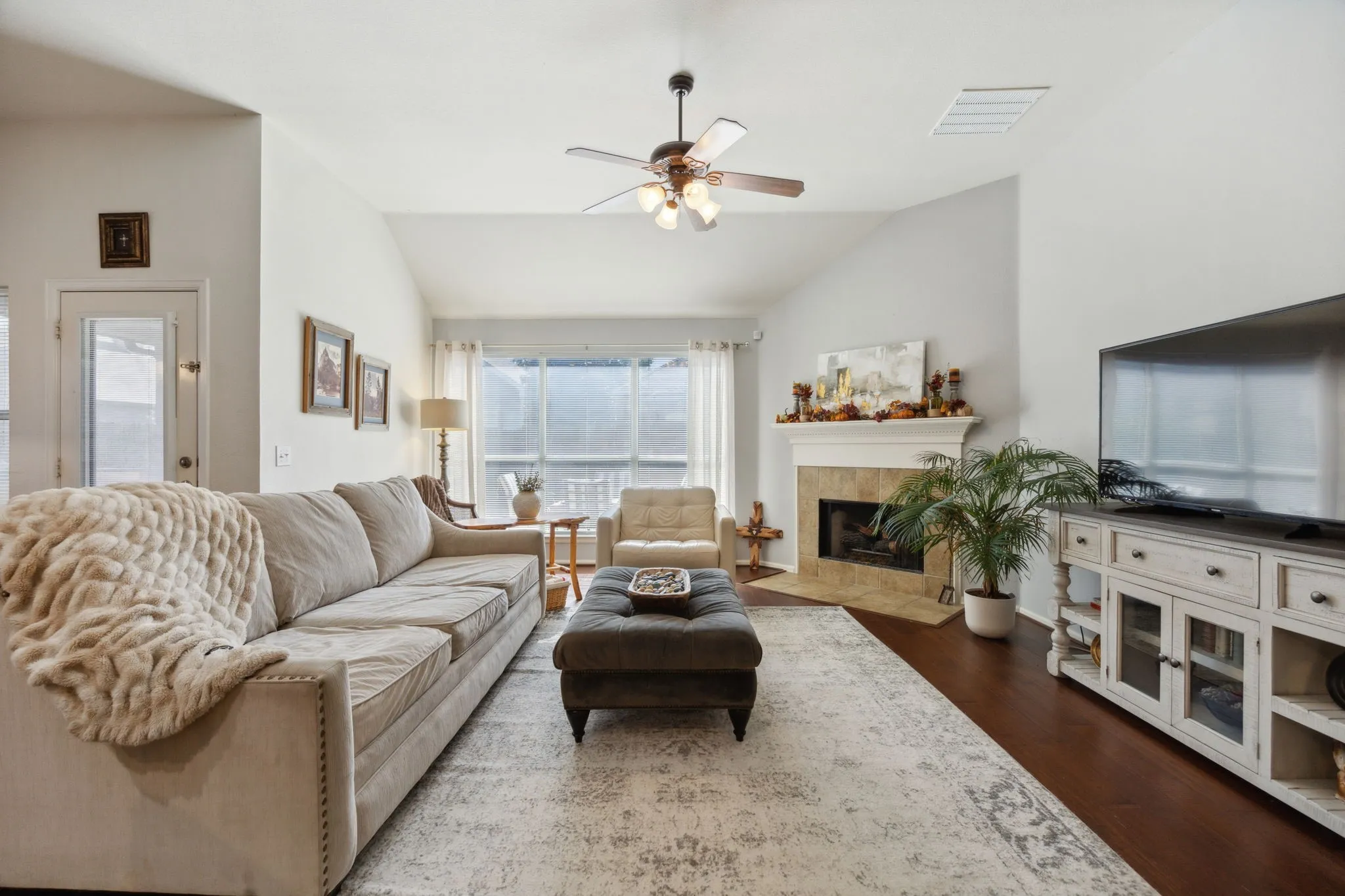 Single Family Residence For Rent in Denton County , 2748 Thorncreek Lane, Fort Worth, Texas 76177, 3 Bedroom, 2 Bathroom, 2 Garage spaces, 1,772 Sqft, built in 2004, mls#21379531, Real Estate Agent in Fort Worth, Homes For Rent in Denton county, Homes For Rent in Fort Worth, Realtor in Fort Worth Texas, Real Estate Brokerage Independent Realty Texas, Luminita Cordes Realtor