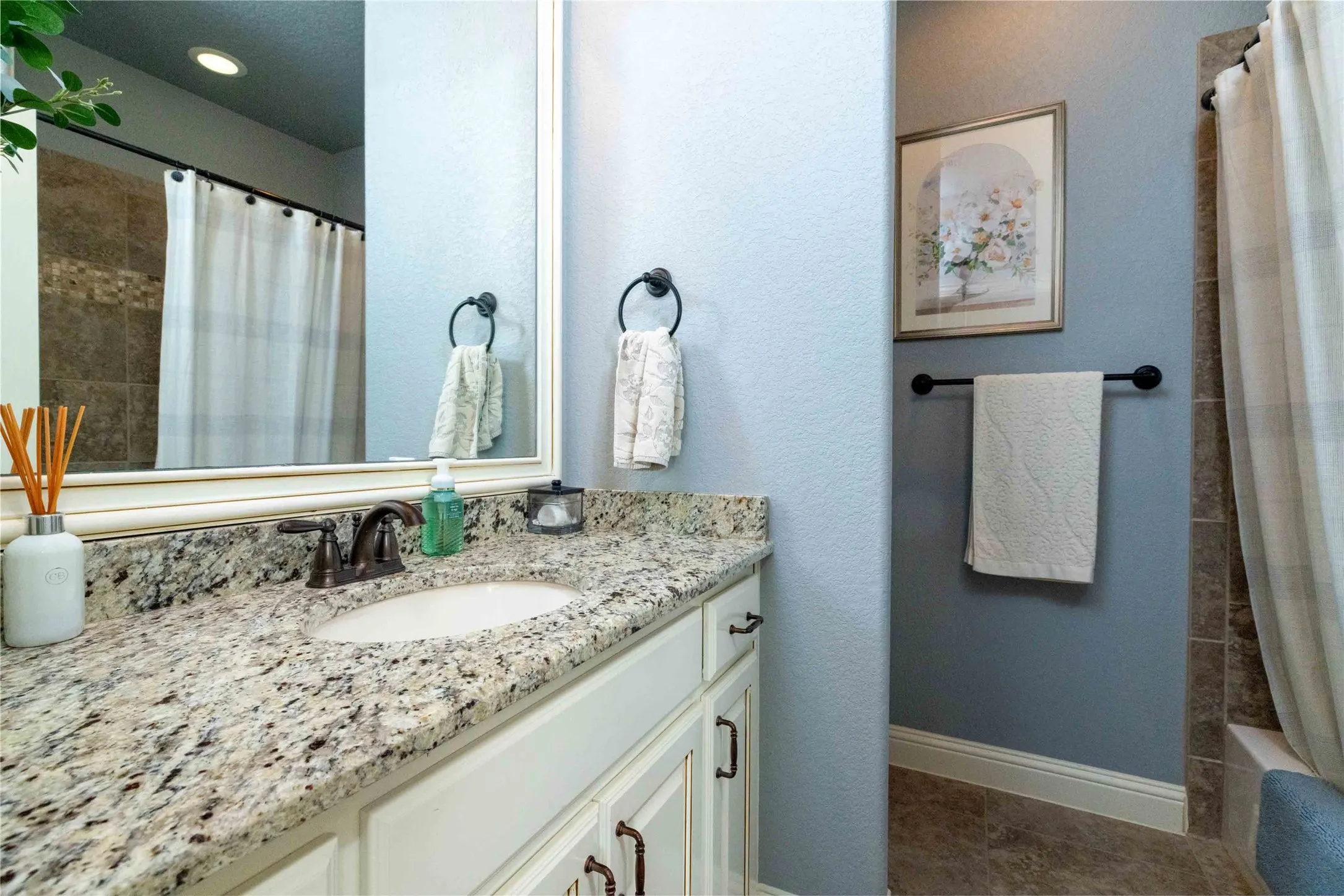Upstairs Full Bath w Granite Countertop...