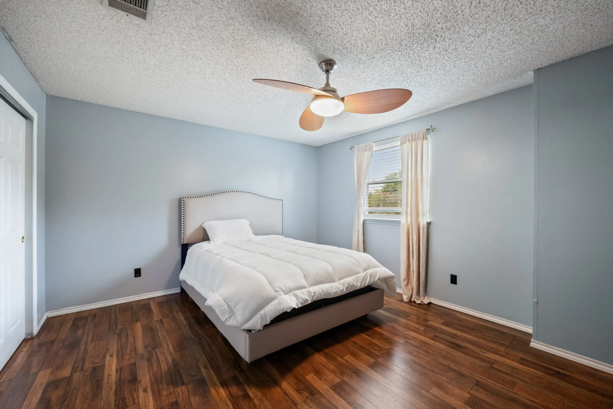 Single Family Residence For Sale in Dallas County , 4305 Hudson Avenue, Grand Prairie, Texas 75052, 3 Bedroom, 3 Bathroom, 2 Garage spaces, 2,049 Sqft, built in 1985, mls#21379675, Real Estate Agent in Grand Prairie, Homes For Sale in Dallas county, Homes For Sale in Grand Prairie, Realtor in Grand Prairie Texas, Real Estate Brokerage Independent Realty Texas, Luminita Cordes Realtor