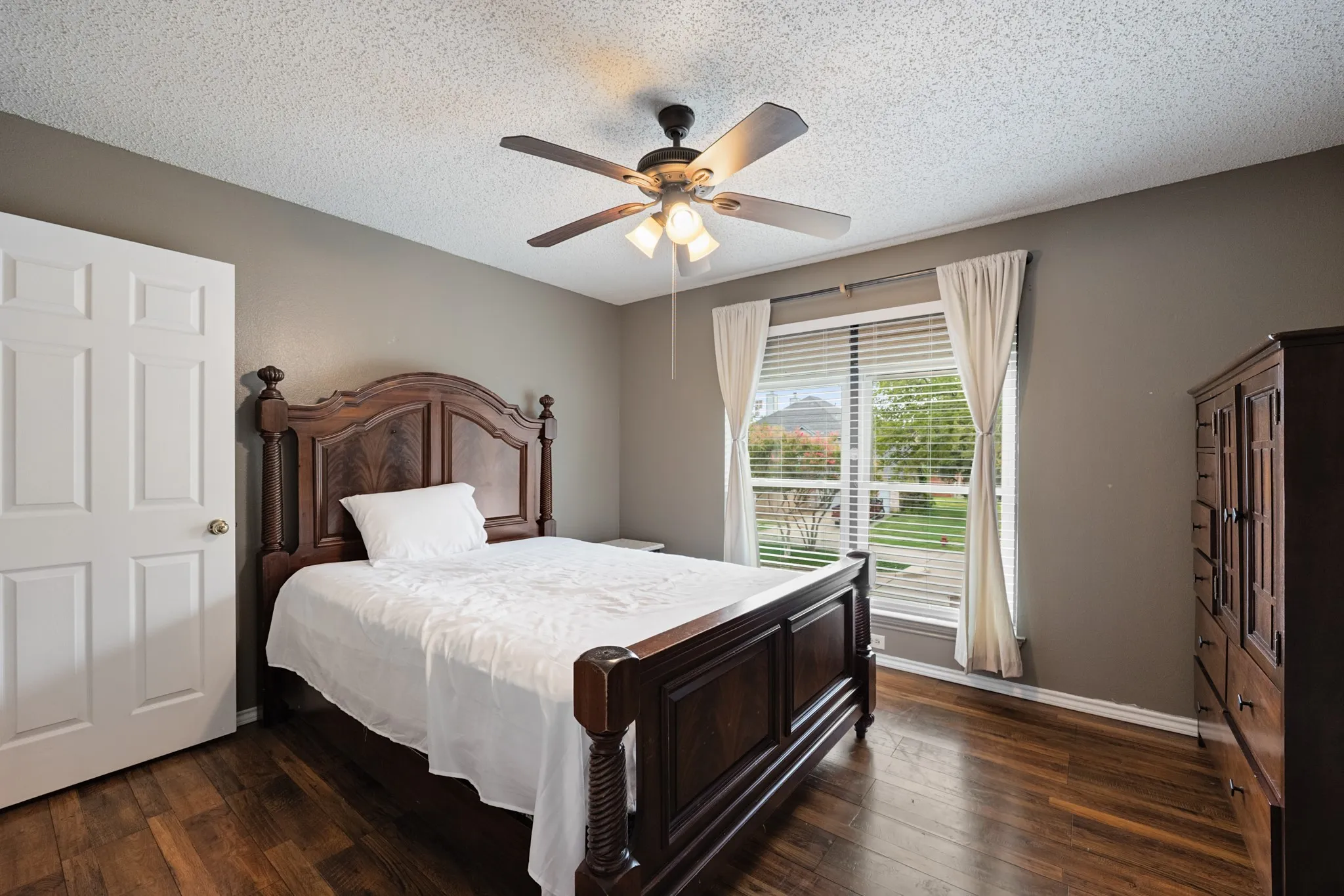 Single Family Residence For Sale in Dallas County , 4305 Hudson Avenue, Grand Prairie, Texas 75052, 3 Bedroom, 3 Bathroom, 2 Garage spaces, 2,049 Sqft, built in 1985, mls#21379675, Real Estate Agent in Grand Prairie, Homes For Sale in Dallas county, Homes For Sale in Grand Prairie, Realtor in Grand Prairie Texas, Real Estate Brokerage Independent Realty Texas, Luminita Cordes Realtor
