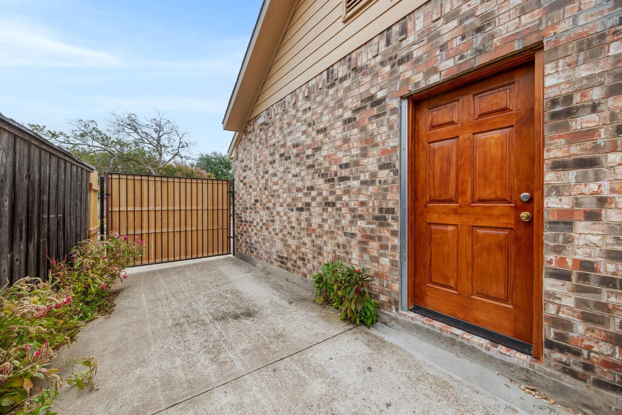 Single Family Residence For Sale in Dallas County , 4305 Hudson Avenue, Grand Prairie, Texas 75052, 3 Bedroom, 3 Bathroom, 2 Garage spaces, 2,049 Sqft, built in 1985, mls#21379675, Real Estate Agent in Grand Prairie, Homes For Sale in Dallas county, Homes For Sale in Grand Prairie, Realtor in Grand Prairie Texas, Real Estate Brokerage Independent Realty Texas, Luminita Cordes Realtor