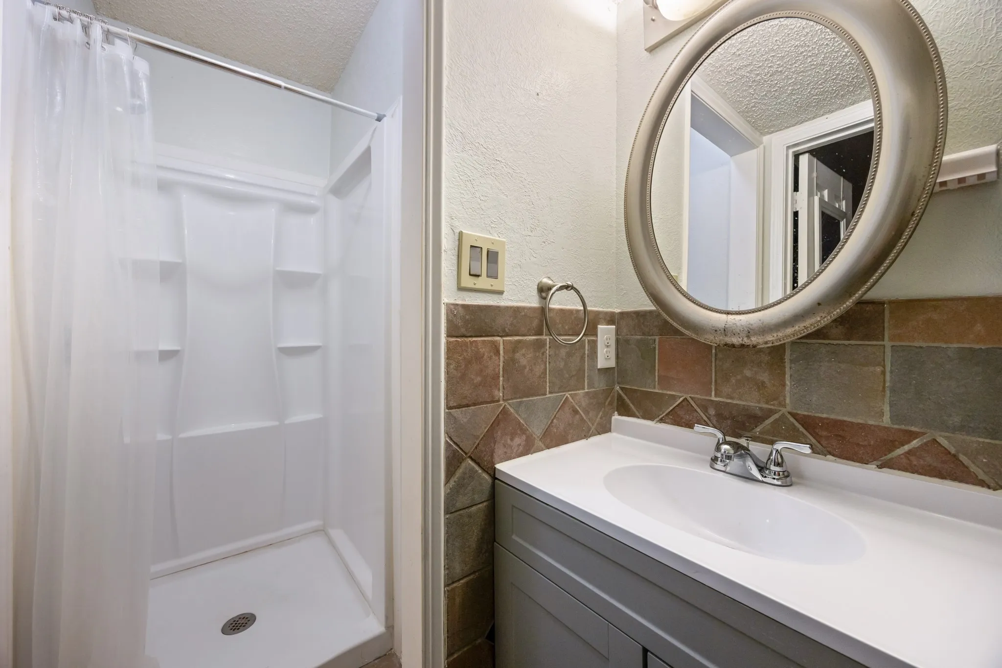 Single Family Residence For Sale in Dallas County , 4305 Hudson Avenue, Grand Prairie, Texas 75052, 3 Bedroom, 3 Bathroom, 2 Garage spaces, 2,049 Sqft, built in 1985, mls#21379675, Real Estate Agent in Grand Prairie, Homes For Sale in Dallas county, Homes For Sale in Grand Prairie, Realtor in Grand Prairie Texas, Real Estate Brokerage Independent Realty Texas, Luminita Cordes Realtor