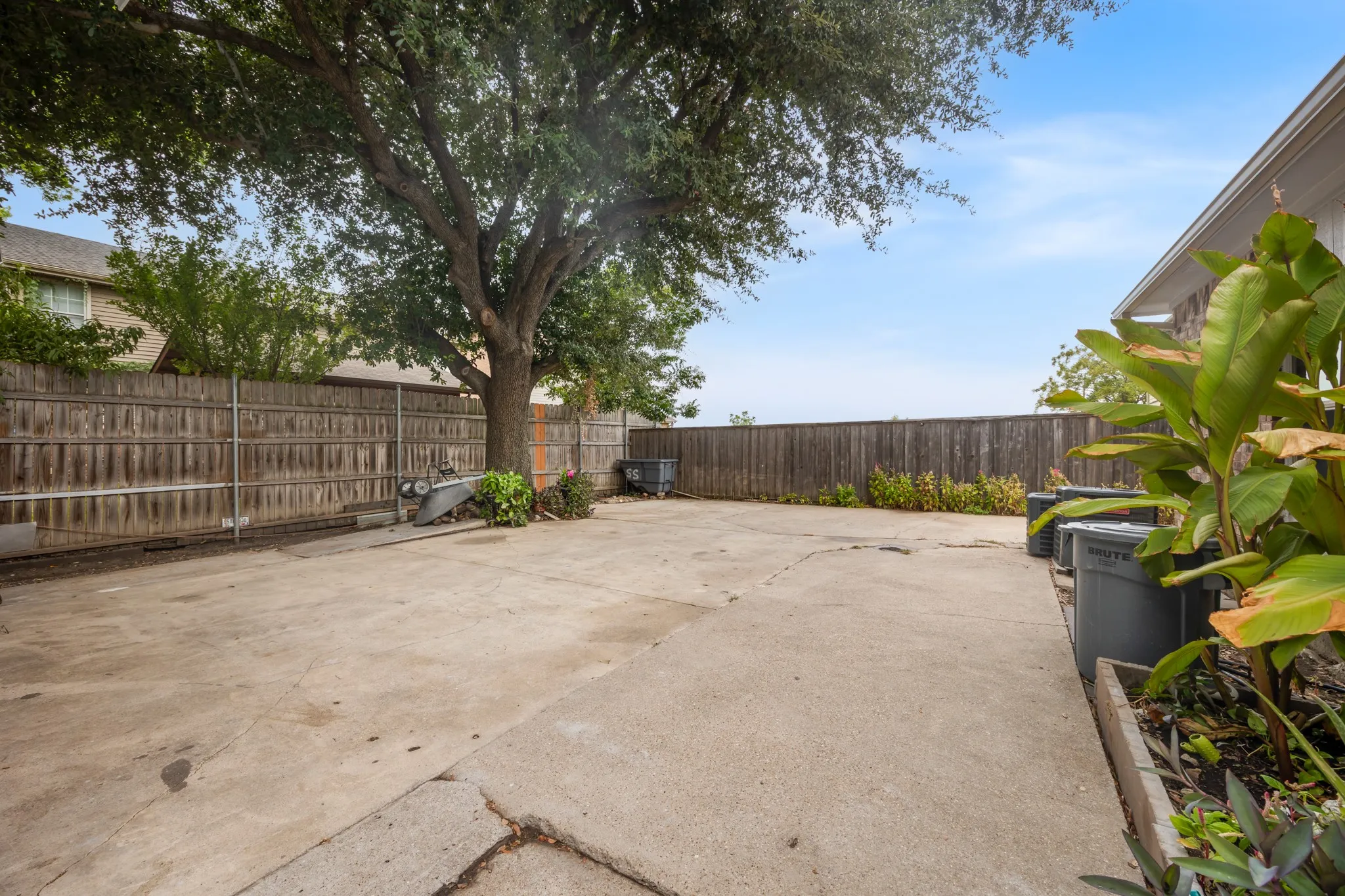 Single Family Residence For Sale in Dallas County , 4305 Hudson Avenue, Grand Prairie, Texas 75052, 3 Bedroom, 3 Bathroom, 2 Garage spaces, 2,049 Sqft, built in 1985, mls#21379675, Real Estate Agent in Grand Prairie, Homes For Sale in Dallas county, Homes For Sale in Grand Prairie, Realtor in Grand Prairie Texas, Real Estate Brokerage Independent Realty Texas, Luminita Cordes Realtor