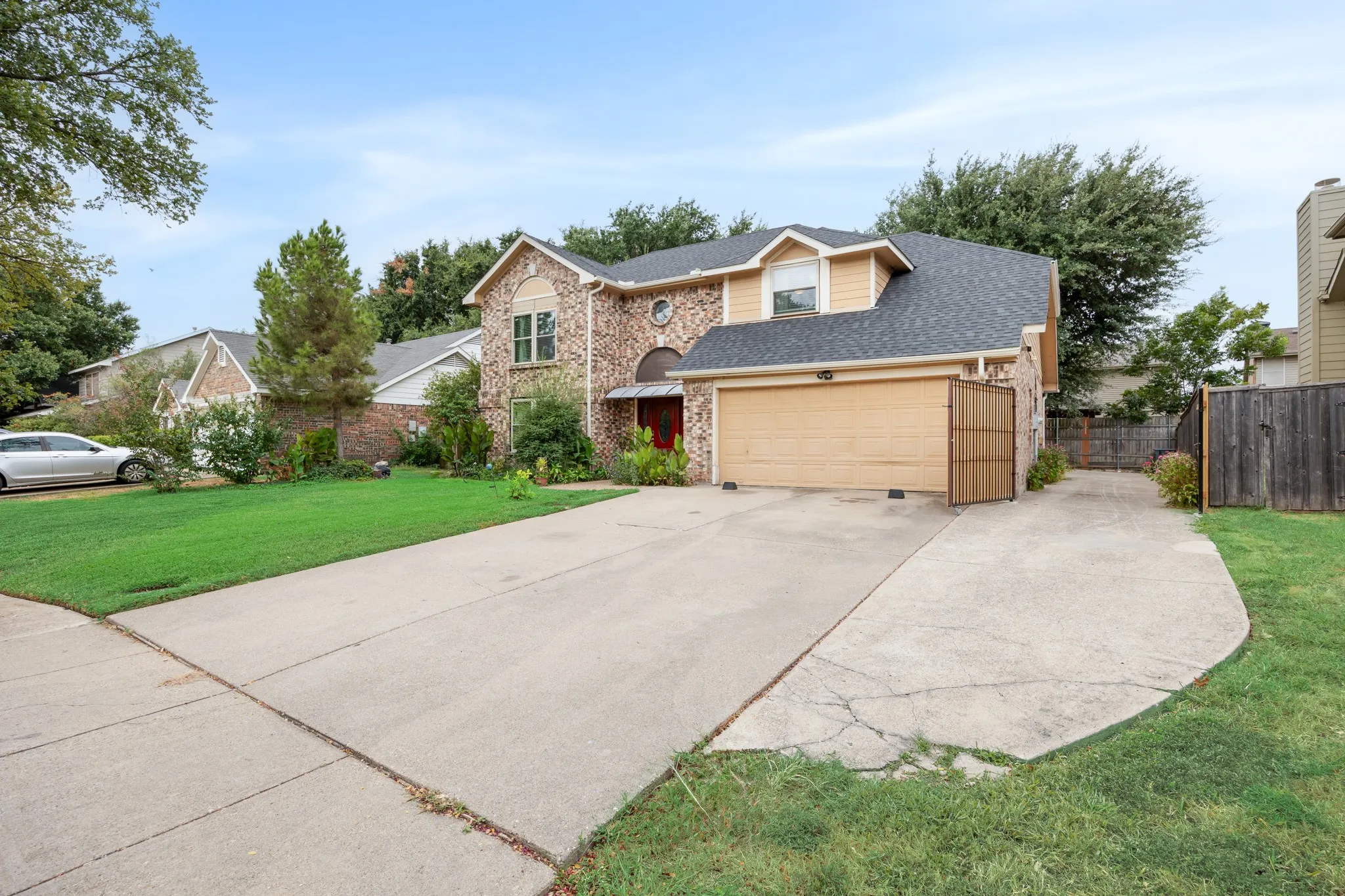 Single Family Residence For Sale in Dallas County , 4305 Hudson Avenue, Grand Prairie, Texas 75052, 3 Bedroom, 3 Bathroom, 2 Garage spaces, 2,049 Sqft, built in 1985, mls#21379675, Real Estate Agent in Grand Prairie, Homes For Sale in Dallas county, Homes For Sale in Grand Prairie, Realtor in Grand Prairie Texas, Real Estate Brokerage Independent Realty Texas, Luminita Cordes Realtor