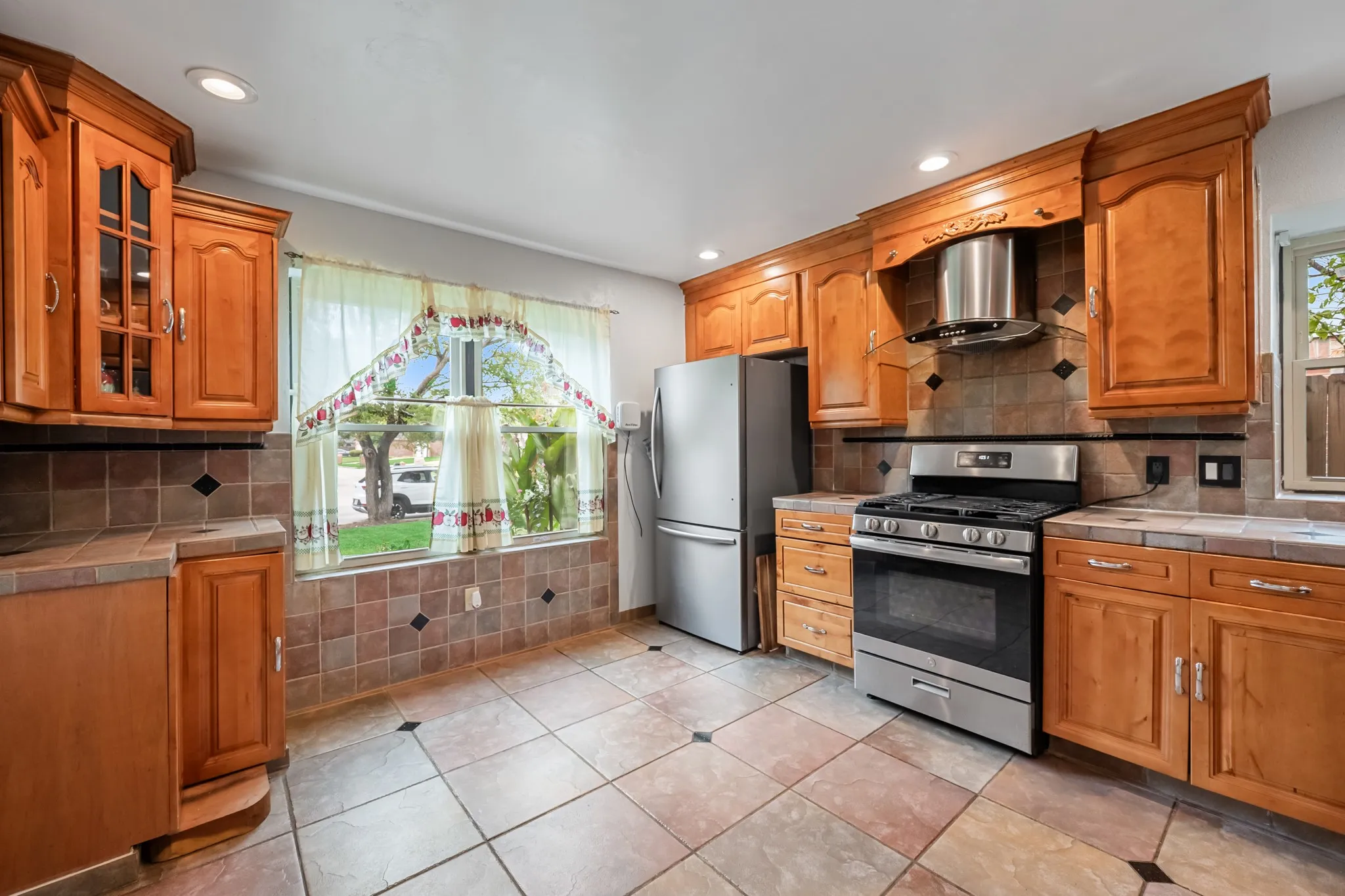 Single Family Residence For Sale in Dallas County , 4305 Hudson Avenue, Grand Prairie, Texas 75052, 3 Bedroom, 3 Bathroom, 2 Garage spaces, 2,049 Sqft, built in 1985, mls#21379675, Real Estate Agent in Grand Prairie, Homes For Sale in Dallas county, Homes For Sale in Grand Prairie, Realtor in Grand Prairie Texas, Real Estate Brokerage Independent Realty Texas, Luminita Cordes Realtor
