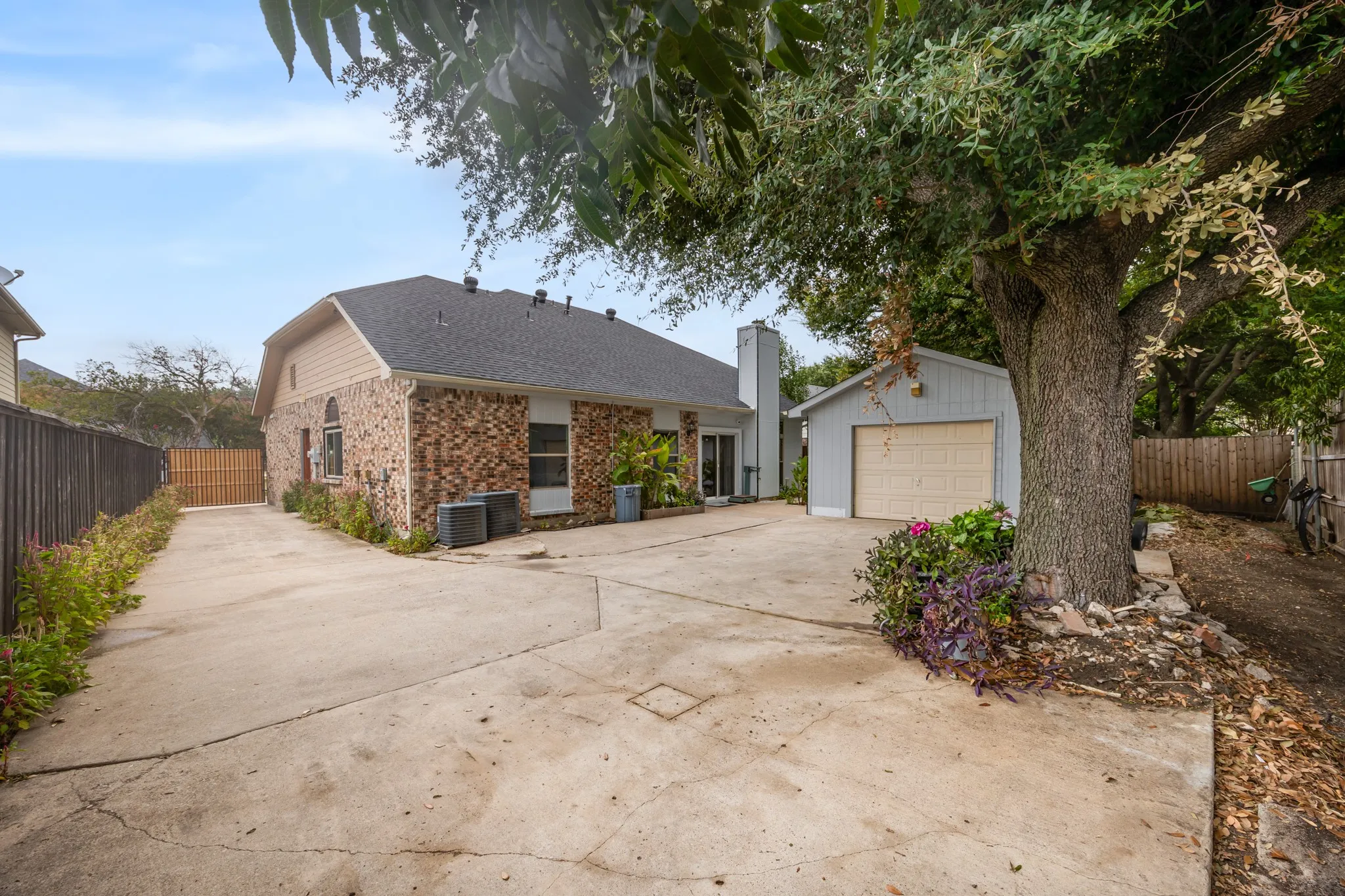 Single Family Residence For Sale in Dallas County , 4305 Hudson Avenue, Grand Prairie, Texas 75052, 3 Bedroom, 3 Bathroom, 2 Garage spaces, 2,049 Sqft, built in 1985, mls#21379675, Real Estate Agent in Grand Prairie, Homes For Sale in Dallas county, Homes For Sale in Grand Prairie, Realtor in Grand Prairie Texas, Real Estate Brokerage Independent Realty Texas, Luminita Cordes Realtor