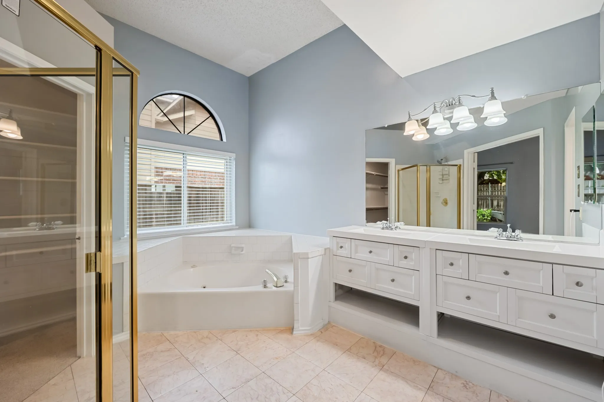 Single Family Residence For Sale in Dallas County , 4305 Hudson Avenue, Grand Prairie, Texas 75052, 3 Bedroom, 3 Bathroom, 2 Garage spaces, 2,049 Sqft, built in 1985, mls#21379675, Real Estate Agent in Grand Prairie, Homes For Sale in Dallas county, Homes For Sale in Grand Prairie, Realtor in Grand Prairie Texas, Real Estate Brokerage Independent Realty Texas, Luminita Cordes Realtor