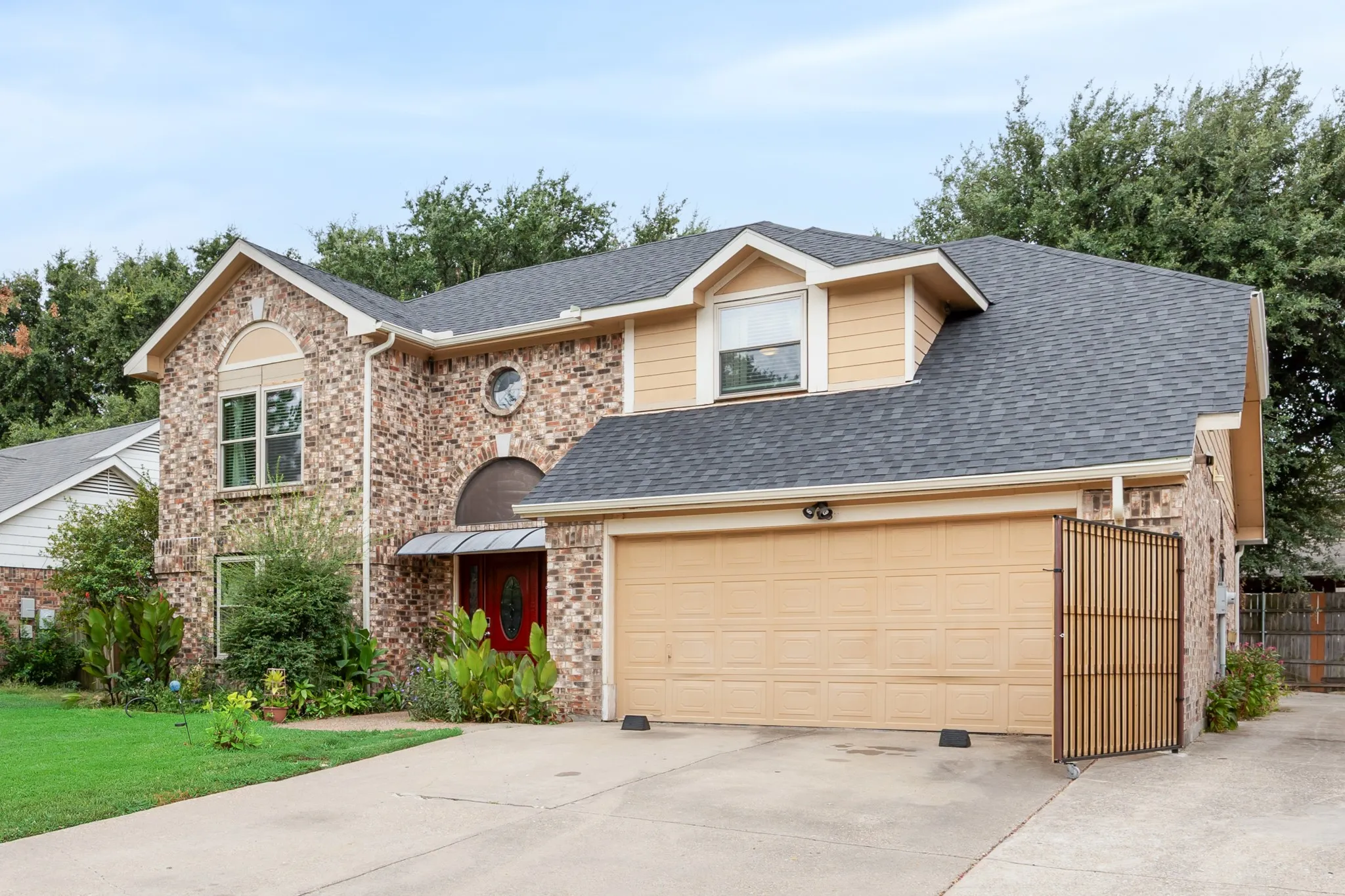 Single Family Residence For Sale in Dallas County , 4305 Hudson Avenue, Grand Prairie, Texas 75052, 3 Bedroom, 3 Bathroom, 2 Garage spaces, 2,049 Sqft, built in 1985, mls#21379675, Real Estate Agent in Grand Prairie, Homes For Sale in Dallas county, Homes For Sale in Grand Prairie, Realtor in Grand Prairie Texas, Real Estate Brokerage Independent Realty Texas, Luminita Cordes Realtor