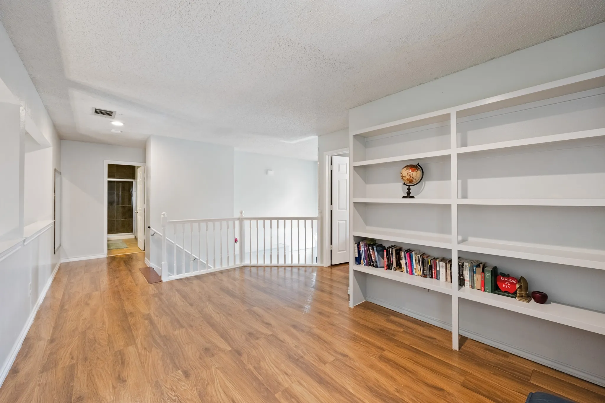 Single Family Residence For Sale in Dallas County , 4305 Hudson Avenue, Grand Prairie, Texas 75052, 3 Bedroom, 3 Bathroom, 2 Garage spaces, 2,049 Sqft, built in 1985, mls#21379675, Real Estate Agent in Grand Prairie, Homes For Sale in Dallas county, Homes For Sale in Grand Prairie, Realtor in Grand Prairie Texas, Real Estate Brokerage Independent Realty Texas, Luminita Cordes Realtor