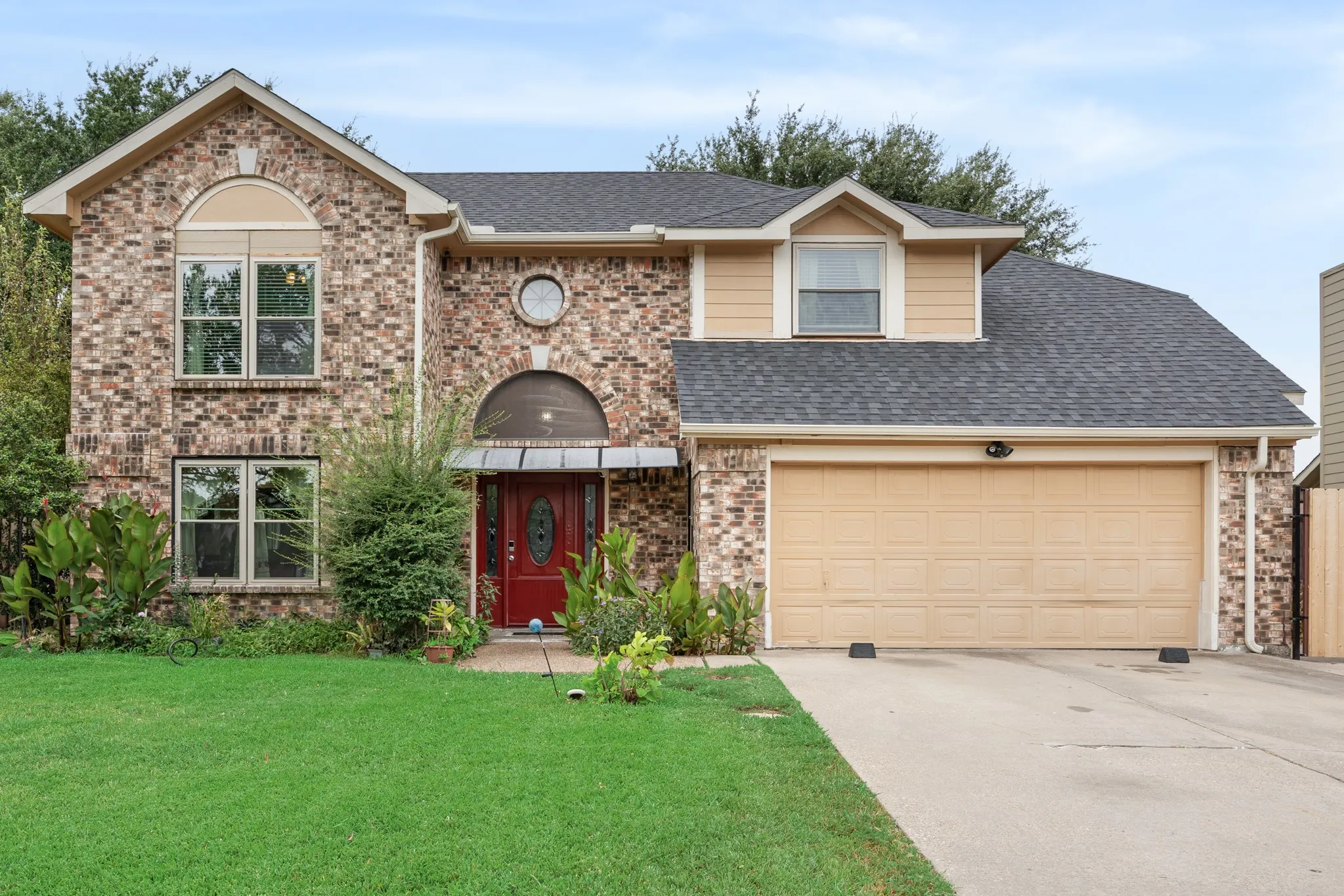 Single Family Residence For Sale in Dallas County , 4305 Hudson Avenue, Grand Prairie, Texas 75052, 3 Bedroom, 3 Bathroom, 2 Garage spaces, 2,049 Sqft, built in 1985, mls#21379675, Real Estate Agent in Grand Prairie, Homes For Sale in Dallas county, Homes For Sale in Grand Prairie, Realtor in Grand Prairie Texas, Real Estate Brokerage Independent Realty Texas, Luminita Cordes Realtor