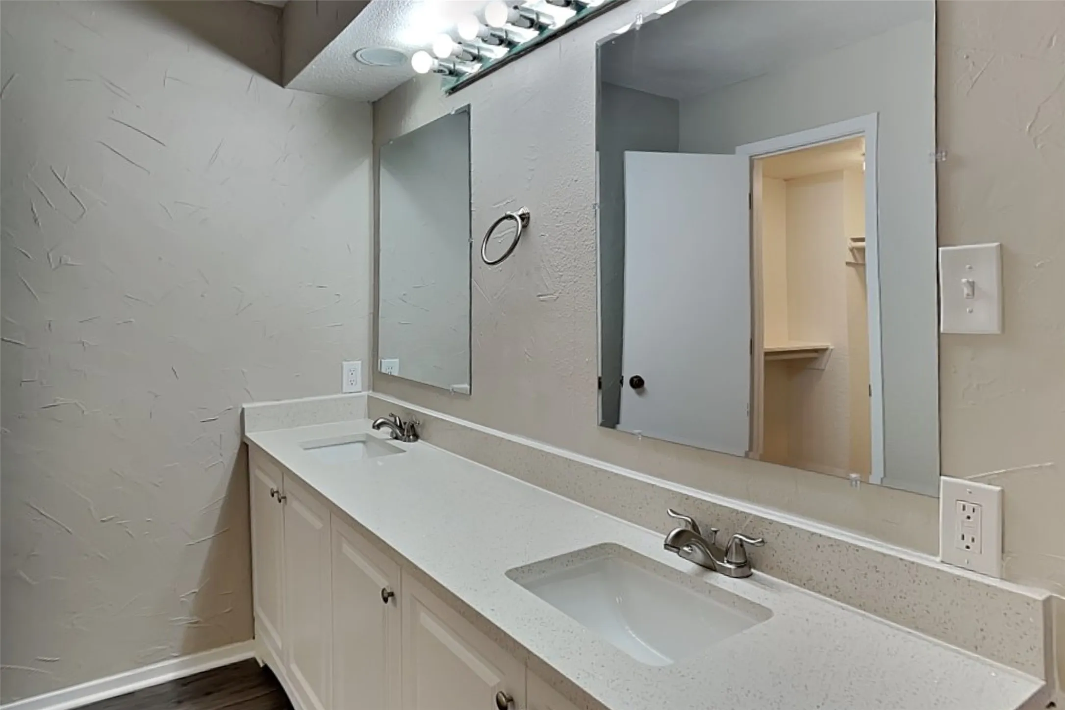 Single Family Residence For Rent in Tarrant County , 6741 Ridgetop Road, North Richland Hills, Texas 76182, 3 Bedroom, 2 Bathroom, 2 Garage spaces, 1,569 Sqft, built in 1983, mls#21379679, Real Estate Agent in North Richland Hills, Homes For Rent in Tarrant county, Homes For Rent in North Richland Hills, Realtor in North Richland Hills Texas, Real Estate Brokerage Independent Realty Texas, Luminita Cordes Realtor