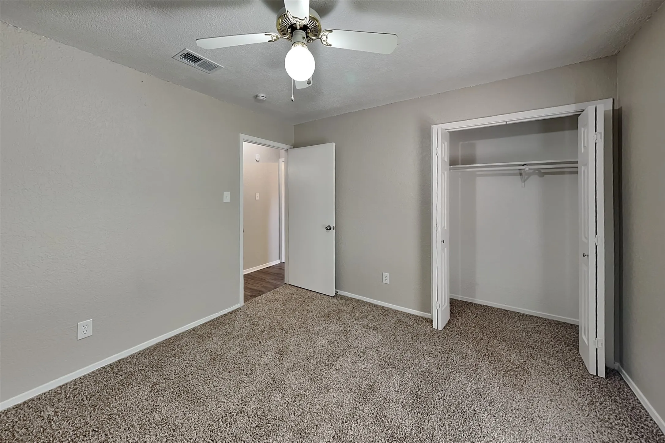 Single Family Residence For Rent in Tarrant County , 6741 Ridgetop Road, North Richland Hills, Texas 76182, 3 Bedroom, 2 Bathroom, 2 Garage spaces, 1,569 Sqft, built in 1983, mls#21379679, Real Estate Agent in North Richland Hills, Homes For Rent in Tarrant county, Homes For Rent in North Richland Hills, Realtor in North Richland Hills Texas, Real Estate Brokerage Independent Realty Texas, Luminita Cordes Realtor