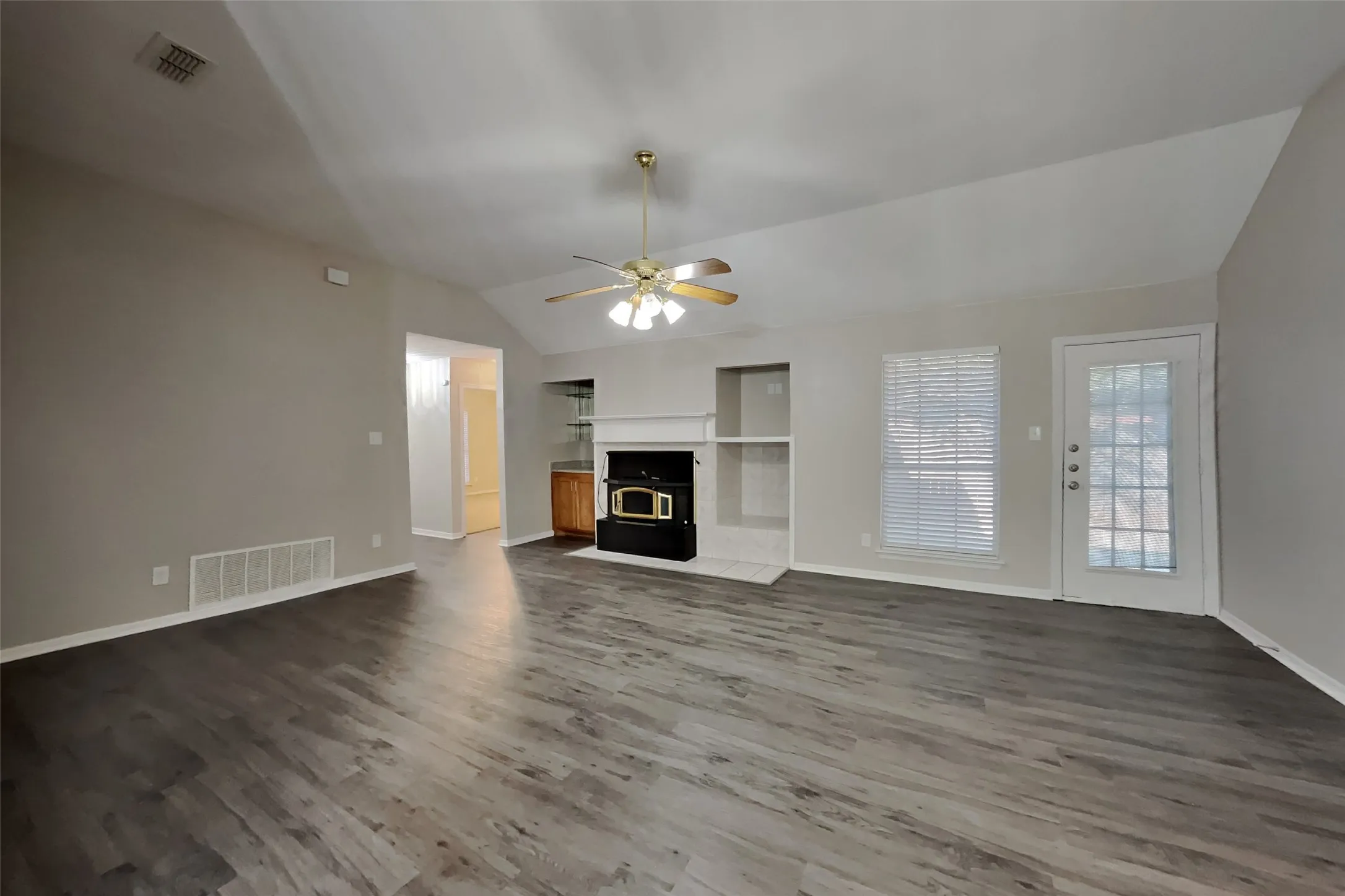 Single Family Residence For Rent in Tarrant County , 1036 Spring Hill Drive, Saginaw, Texas 76179, 3 Bedroom, 2 Bathroom, 2 Garage spaces, 1,624 Sqft, built in 1996, mls#21379681, Real Estate Agent in Saginaw, Homes For Rent in Tarrant county, Homes For Rent in Saginaw, Realtor in Saginaw Texas, Real Estate Brokerage Independent Realty Texas, Luminita Cordes Realtor