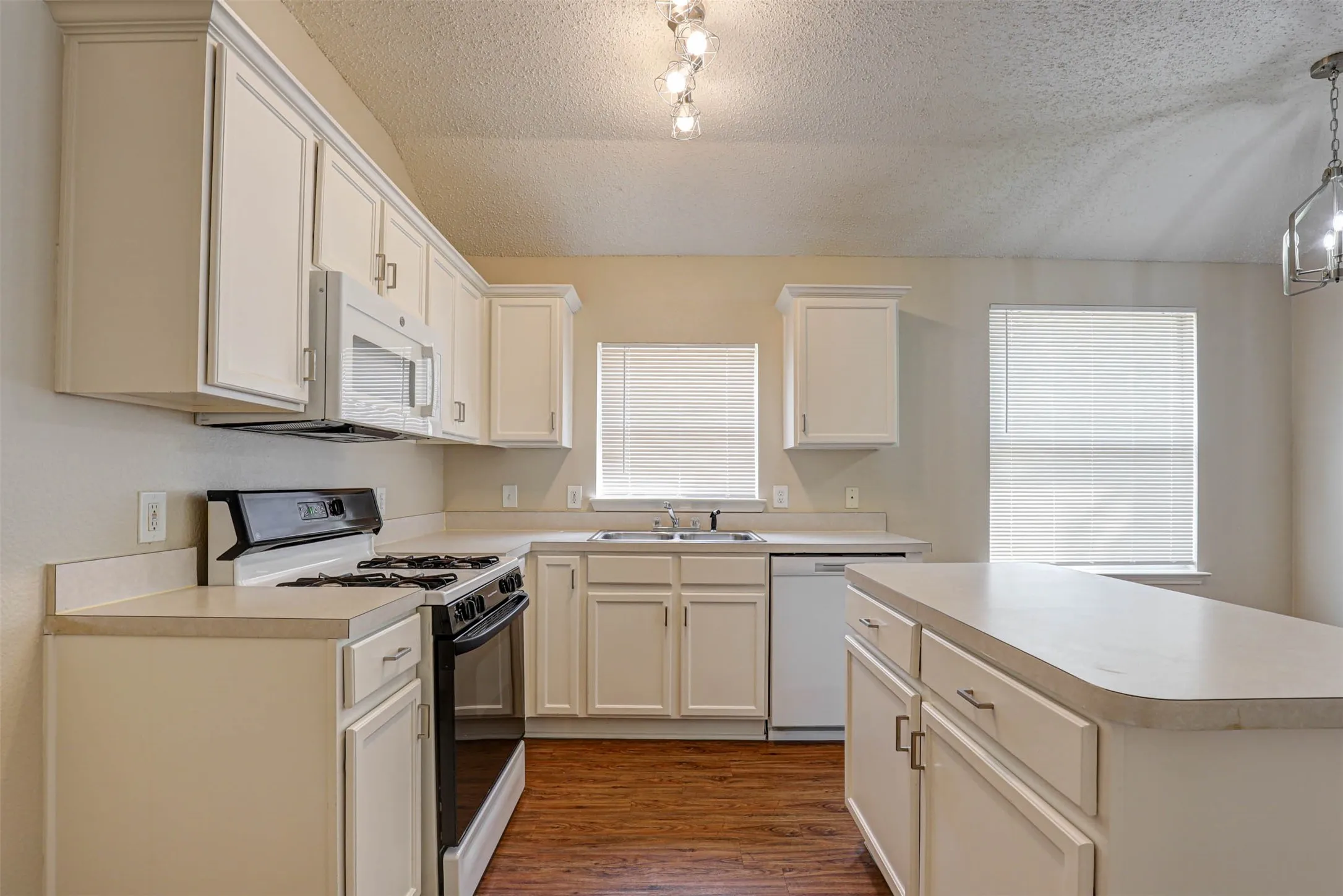 Single Family Residence For Sale in Dallas County , 1815 Citadel Drive, Glenn Heights, Texas 75154, 3 Bedroom, 2 Bathroom, 2 Garage spaces, 1,851 Sqft, built in 2001, mls#21379577, Real Estate Agent in Glenn Heights, Homes For Sale in Dallas county, Homes For Sale in Glenn Heights, Realtor in Glenn Heights Texas, Real Estate Brokerage Independent Realty Texas, Luminita Cordes Realtor