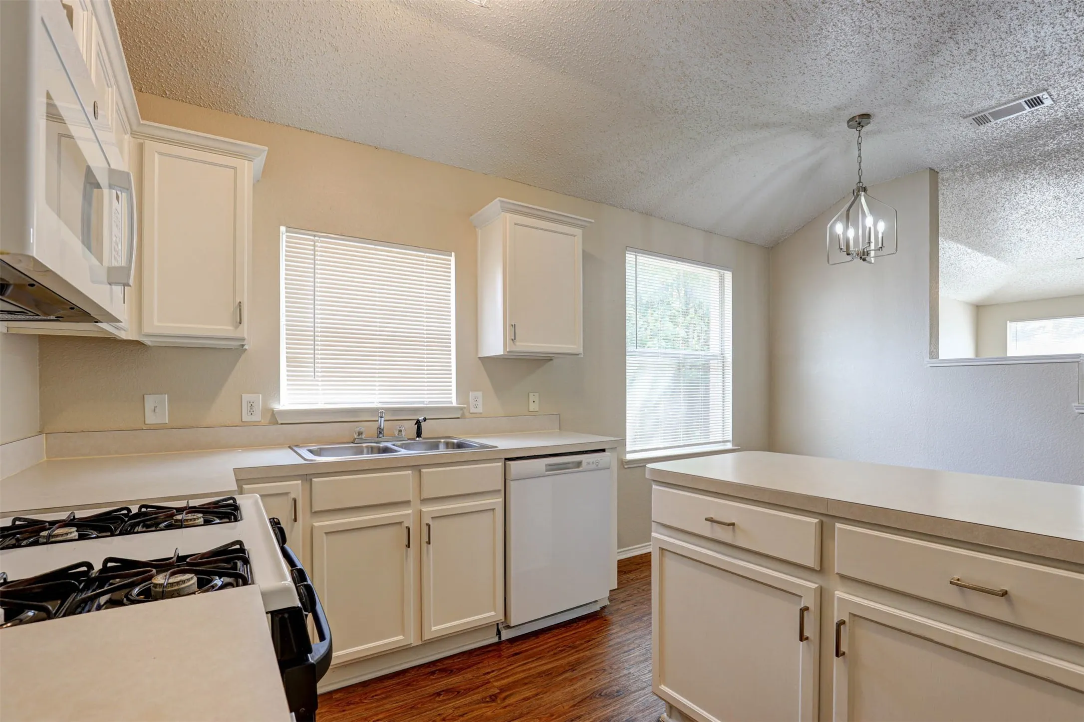 Single Family Residence For Sale in Dallas County , 1815 Citadel Drive, Glenn Heights, Texas 75154, 3 Bedroom, 2 Bathroom, 2 Garage spaces, 1,851 Sqft, built in 2001, mls#21379577, Real Estate Agent in Glenn Heights, Homes For Sale in Dallas county, Homes For Sale in Glenn Heights, Realtor in Glenn Heights Texas, Real Estate Brokerage Independent Realty Texas, Luminita Cordes Realtor