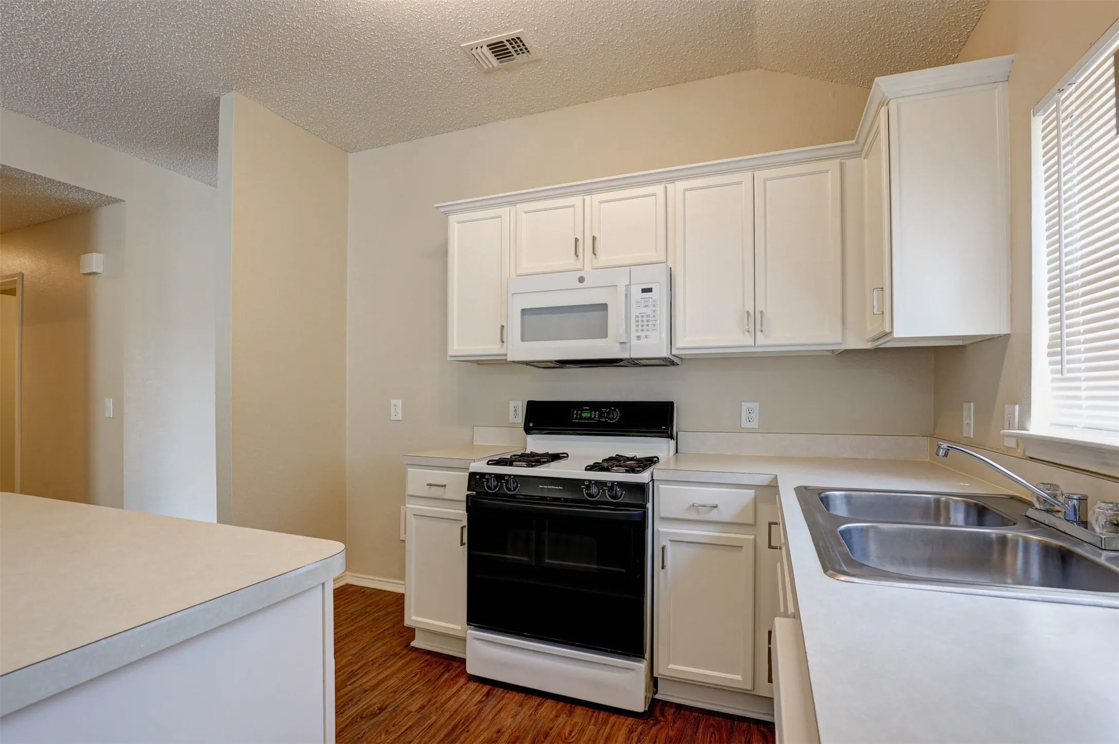 Single Family Residence For Sale in Dallas County , 1815 Citadel Drive, Glenn Heights, Texas 75154, 3 Bedroom, 2 Bathroom, 2 Garage spaces, 1,851 Sqft, built in 2001, mls#21379577, Real Estate Agent in Glenn Heights, Homes For Sale in Dallas county, Homes For Sale in Glenn Heights, Realtor in Glenn Heights Texas, Real Estate Brokerage Independent Realty Texas, Luminita Cordes Realtor