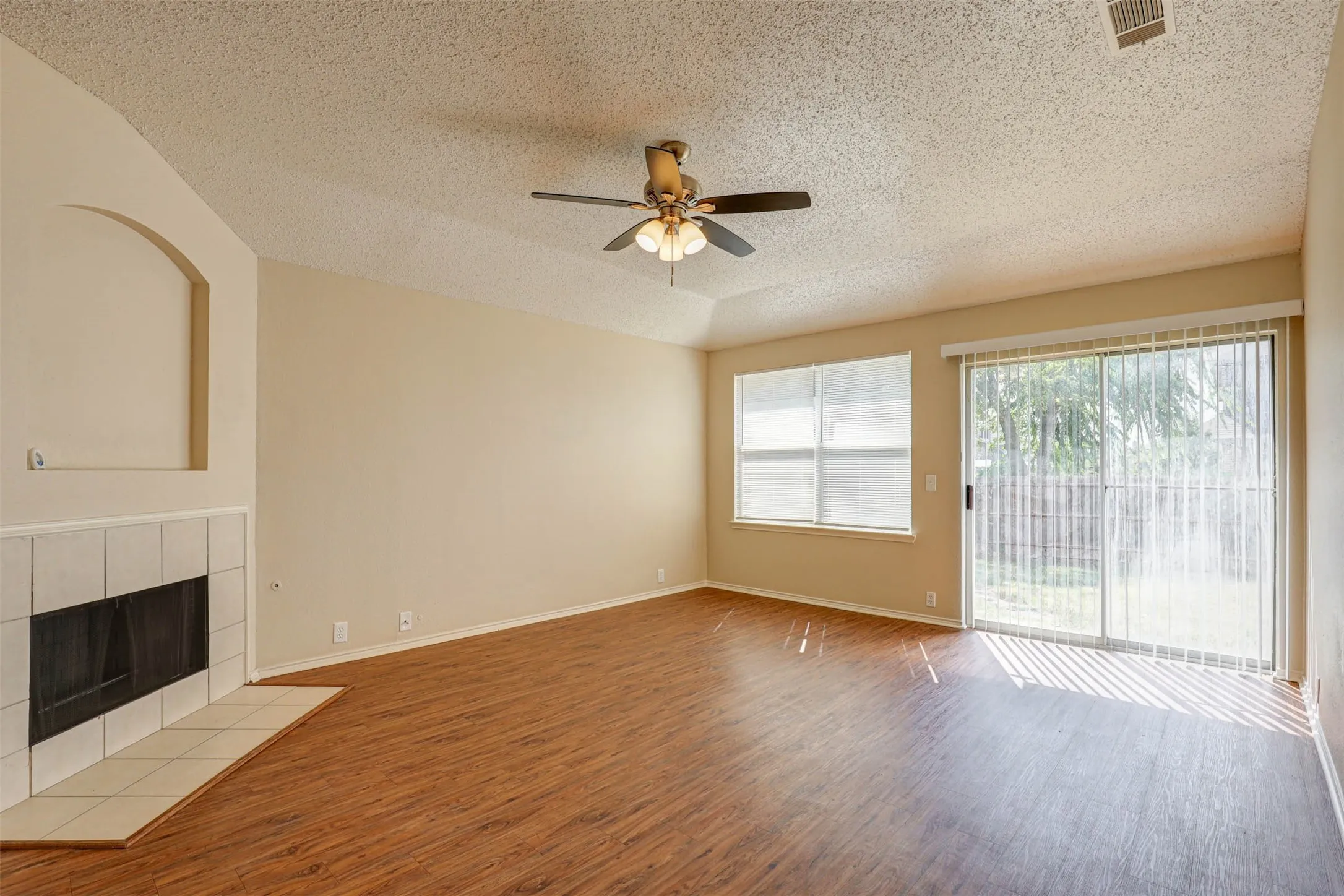 Single Family Residence For Sale in Dallas County , 1815 Citadel Drive, Glenn Heights, Texas 75154, 3 Bedroom, 2 Bathroom, 2 Garage spaces, 1,851 Sqft, built in 2001, mls#21379577, Real Estate Agent in Glenn Heights, Homes For Sale in Dallas county, Homes For Sale in Glenn Heights, Realtor in Glenn Heights Texas, Real Estate Brokerage Independent Realty Texas, Luminita Cordes Realtor