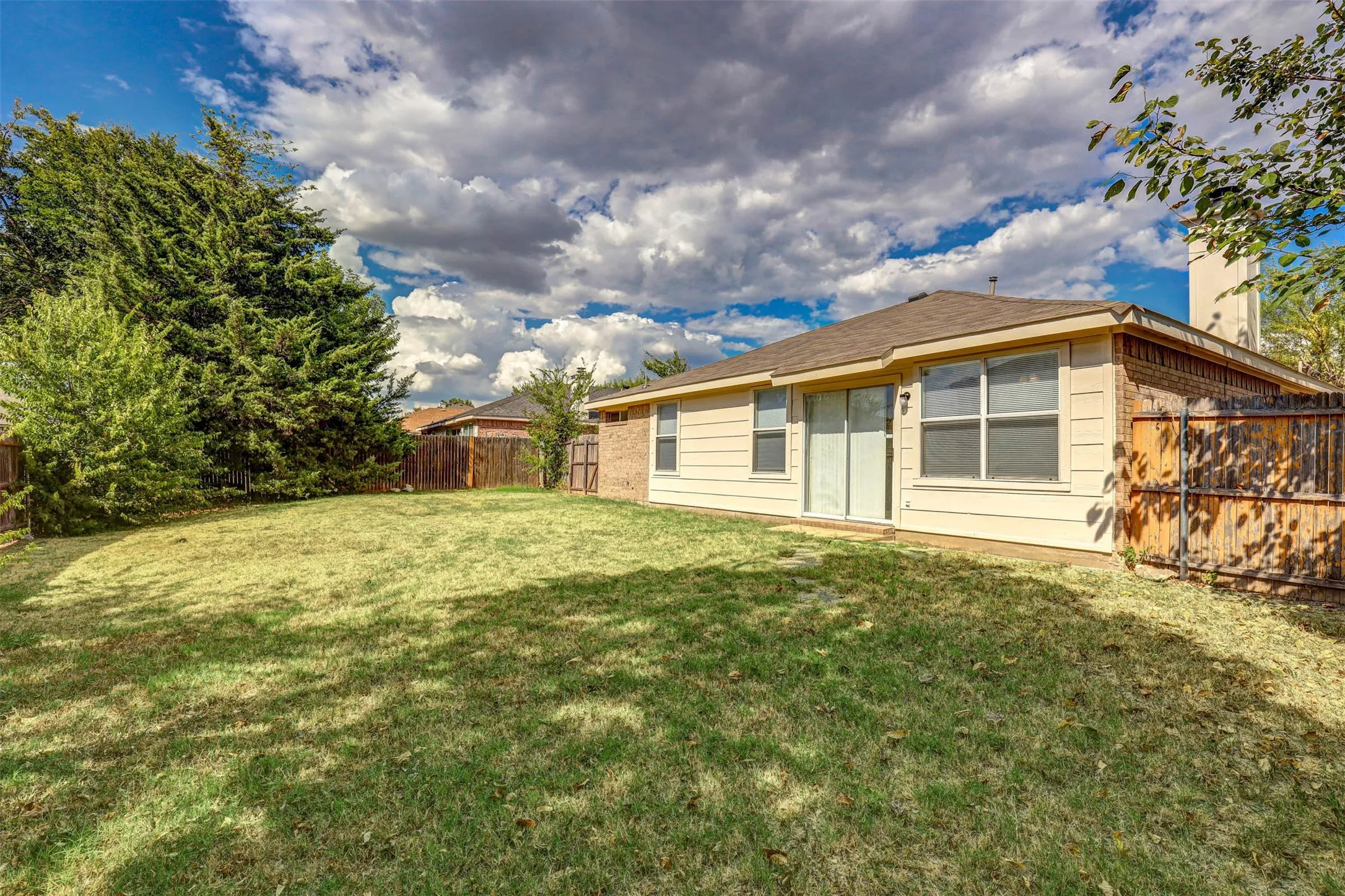 Single Family Residence For Sale in Dallas County , 1815 Citadel Drive, Glenn Heights, Texas 75154, 3 Bedroom, 2 Bathroom, 2 Garage spaces, 1,851 Sqft, built in 2001, mls#21379577, Real Estate Agent in Glenn Heights, Homes For Sale in Dallas county, Homes For Sale in Glenn Heights, Realtor in Glenn Heights Texas, Real Estate Brokerage Independent Realty Texas, Luminita Cordes Realtor