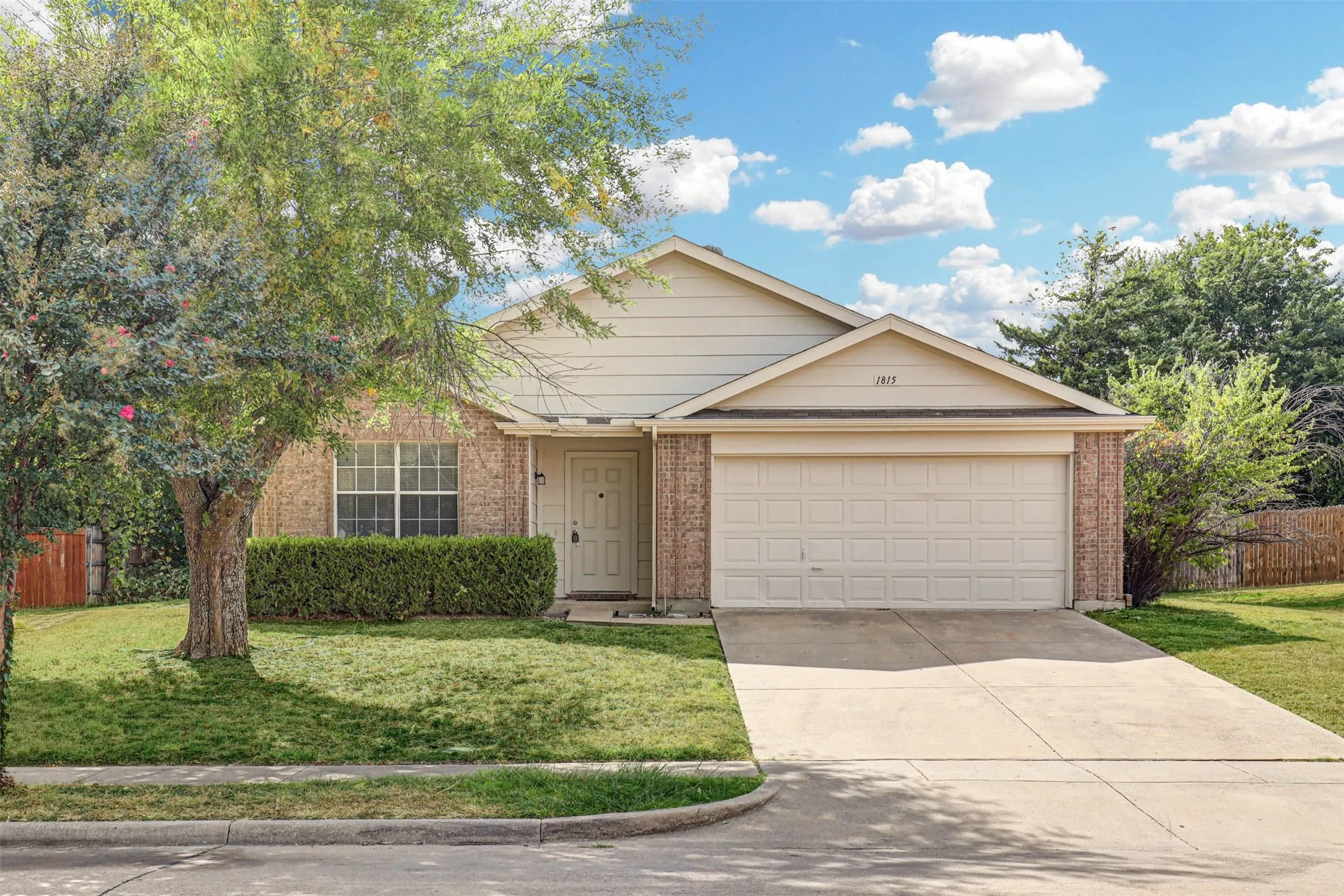 Single Family Residence For Sale in Dallas County , 1815 Citadel Drive, Glenn Heights, Texas 75154, 3 Bedroom, 2 Bathroom, 2 Garage spaces, 1,851 Sqft, built in 2001, mls#21379577, Real Estate Agent in Glenn Heights, Homes For Sale in Dallas county, Homes For Sale in Glenn Heights, Realtor in Glenn Heights Texas, Real Estate Brokerage Independent Realty Texas, Luminita Cordes Realtor