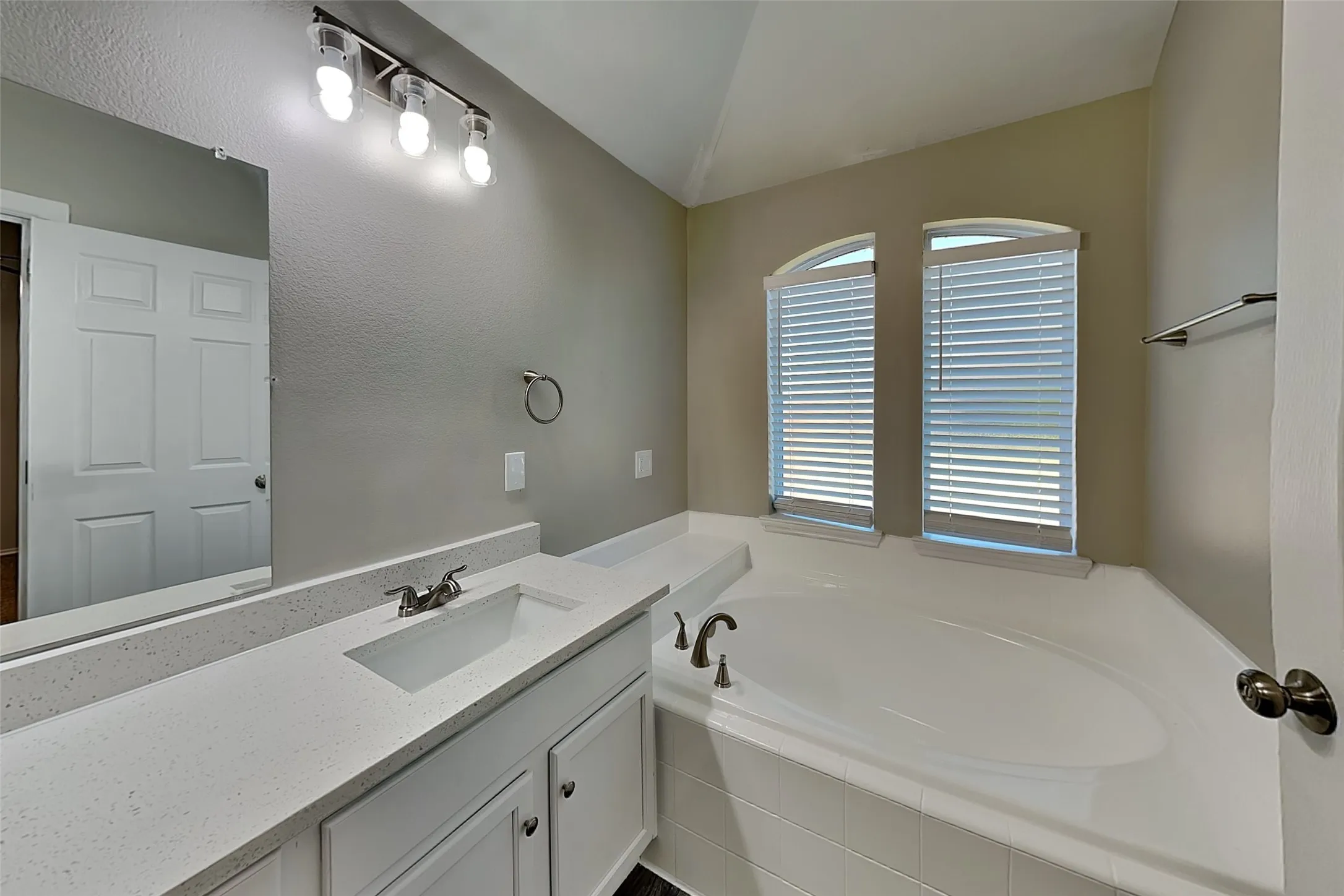 Single Family Residence For Rent in Tarrant County , 4805 Cliburn Drive, Fort Worth, Texas 76244, 3 Bedroom, 2 Bathroom, 2 Garage spaces, 1,419 Sqft, built in 2003, mls#21379682, Real Estate Agent in Fort Worth, Homes For Rent in Tarrant county, Homes For Rent in Fort Worth, Realtor in Fort Worth Texas, Real Estate Brokerage Independent Realty Texas, Luminita Cordes Realtor