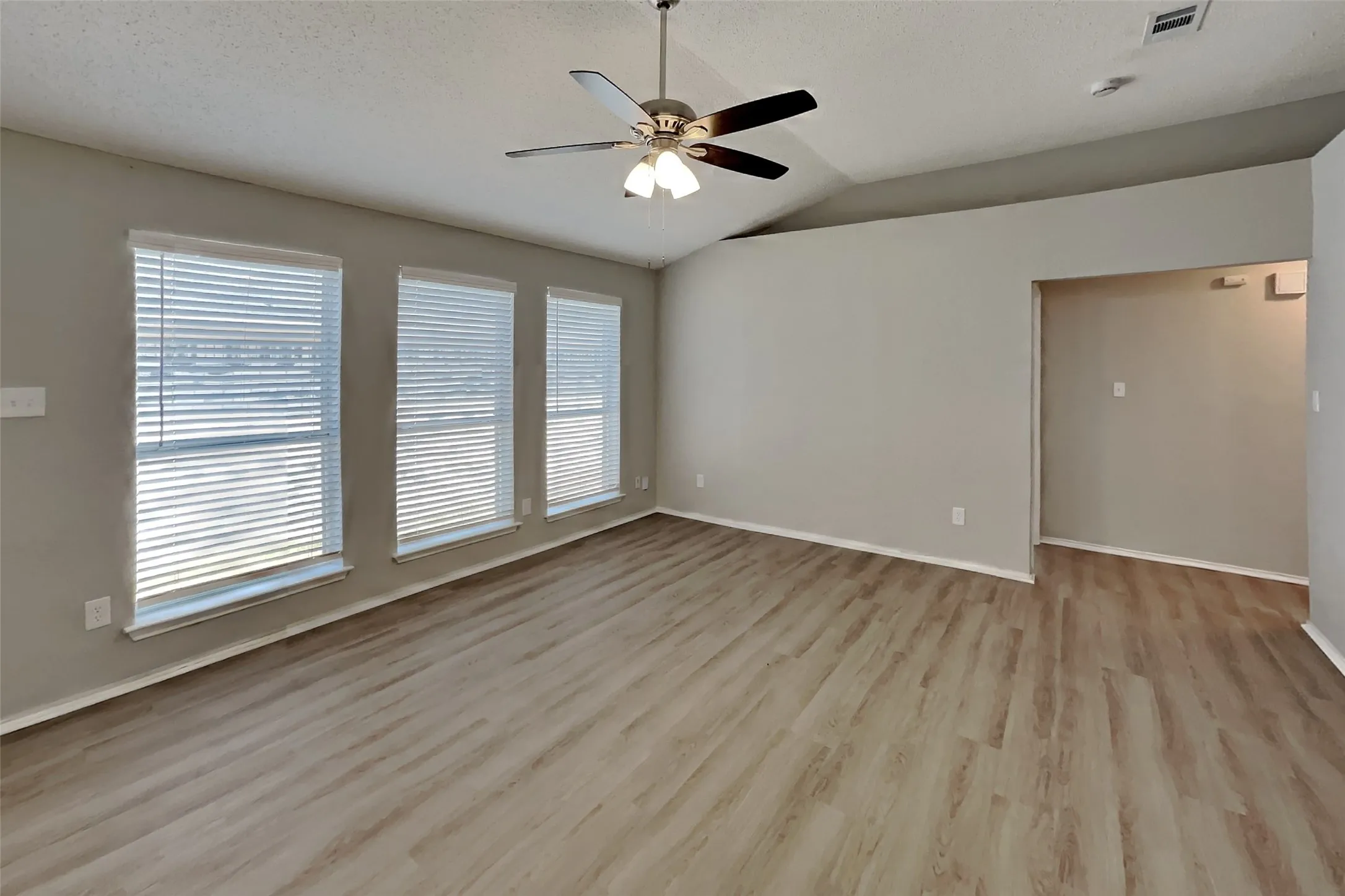 Single Family Residence For Rent in Tarrant County , 6103 King William Drive, Arlington, Texas 76018, 3 Bedroom, 2 Bathroom, 2 Garage spaces, 1,344 Sqft, built in 1995, mls#21379686, Real Estate Agent in Arlington, Homes For Rent in Tarrant county, Homes For Rent in Arlington, Realtor in Arlington Texas, Real Estate Brokerage Independent Realty Texas, Luminita Cordes Realtor