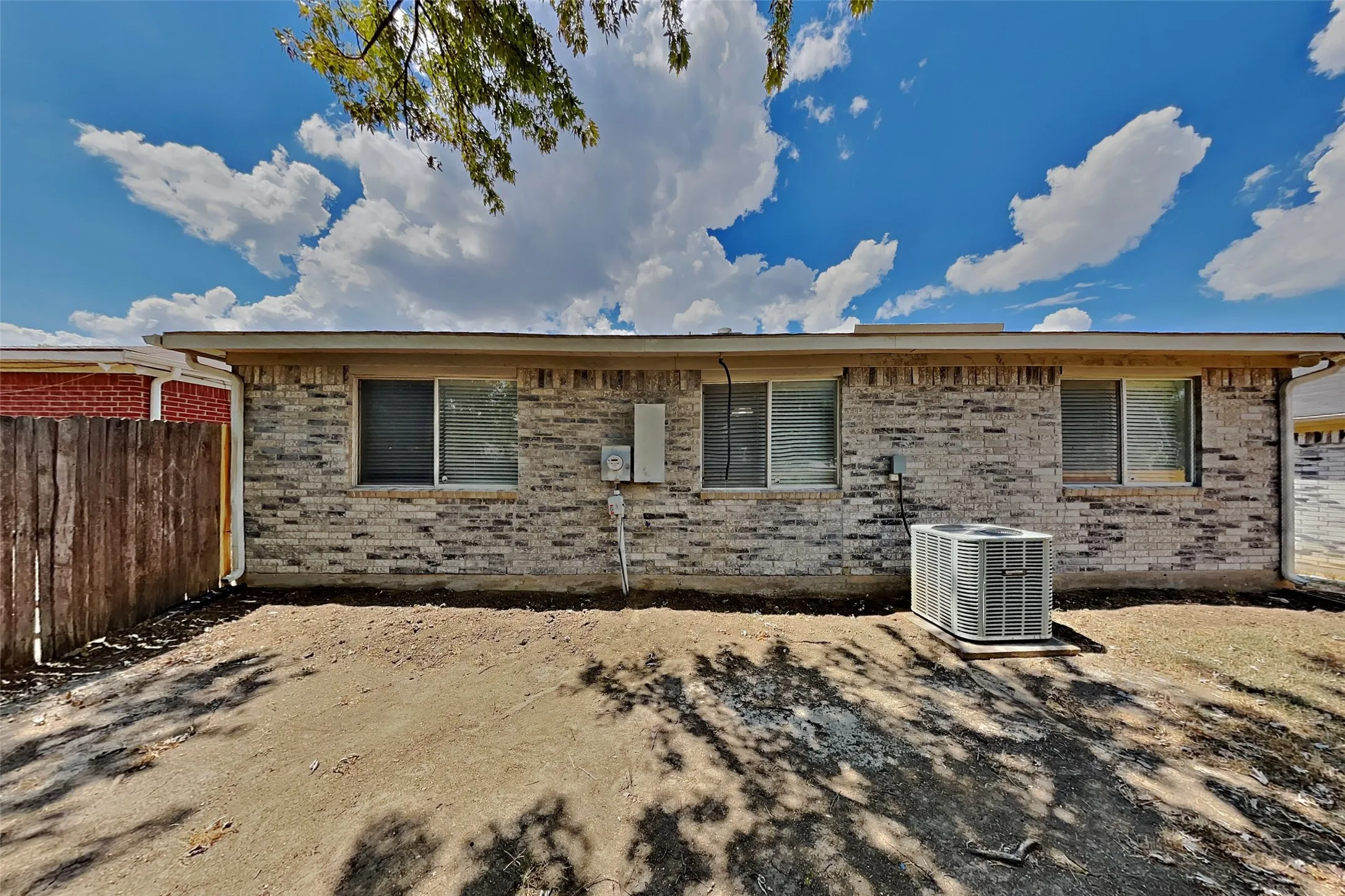 Single Family Residence For Rent in Tarrant County , 6103 King William Drive, Arlington, Texas 76018, 3 Bedroom, 2 Bathroom, 2 Garage spaces, 1,344 Sqft, built in 1995, mls#21379686, Real Estate Agent in Arlington, Homes For Rent in Tarrant county, Homes For Rent in Arlington, Realtor in Arlington Texas, Real Estate Brokerage Independent Realty Texas, Luminita Cordes Realtor