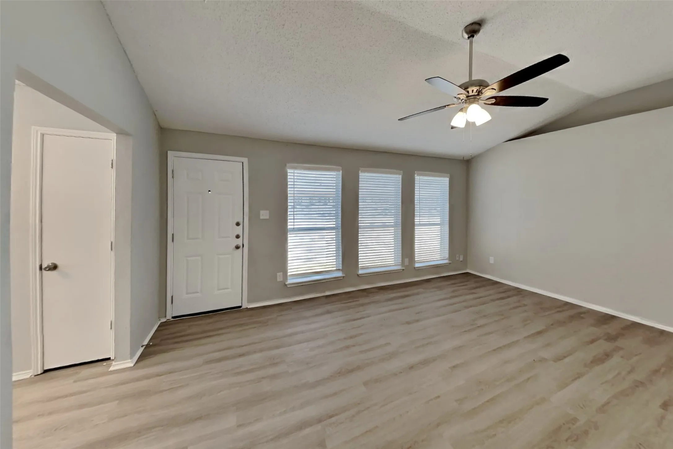 Single Family Residence For Rent in Tarrant County , 6103 King William Drive, Arlington, Texas 76018, 3 Bedroom, 2 Bathroom, 2 Garage spaces, 1,344 Sqft, built in 1995, mls#21379686, Real Estate Agent in Arlington, Homes For Rent in Tarrant county, Homes For Rent in Arlington, Realtor in Arlington Texas, Real Estate Brokerage Independent Realty Texas, Luminita Cordes Realtor